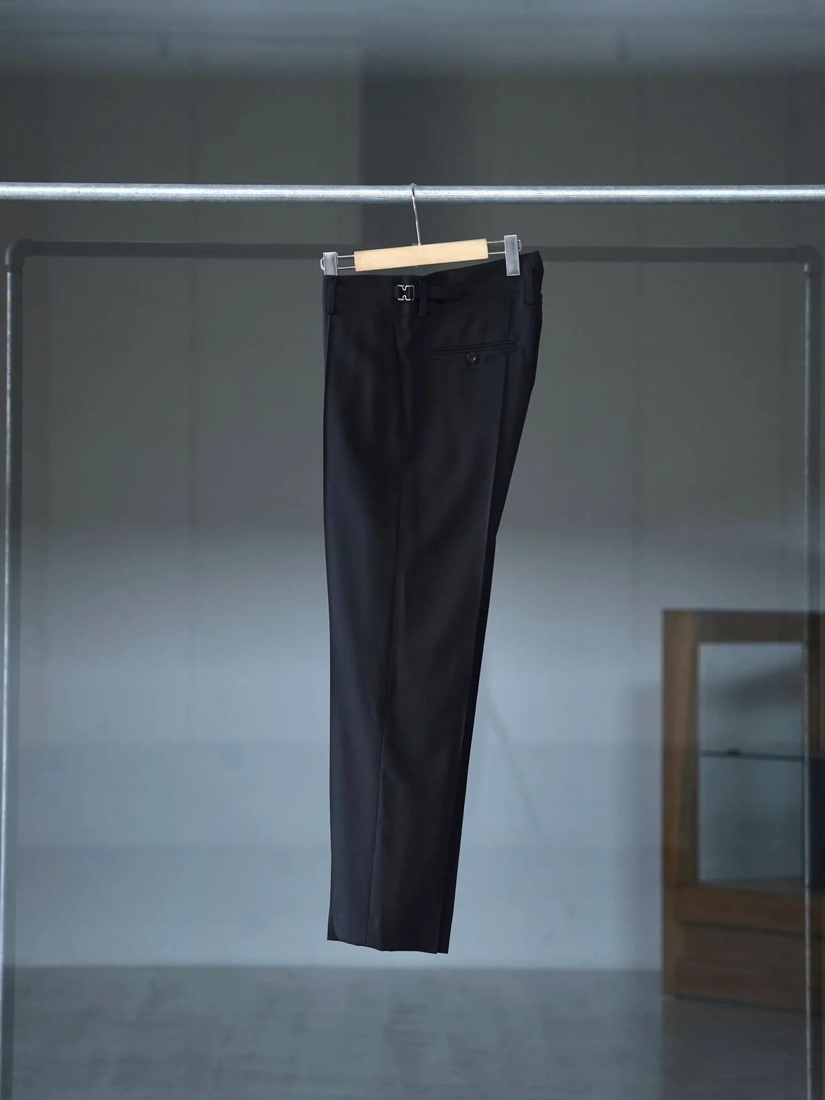 IRENISA | NO-TUCK SLIM TROUSERS BLACK