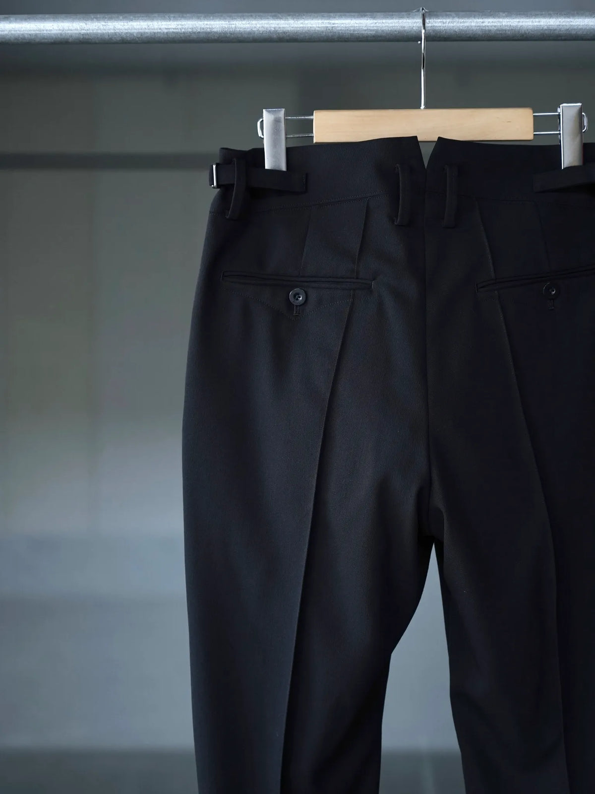 IRENISA | NO-TUCK SLIM TROUSERS BLACK