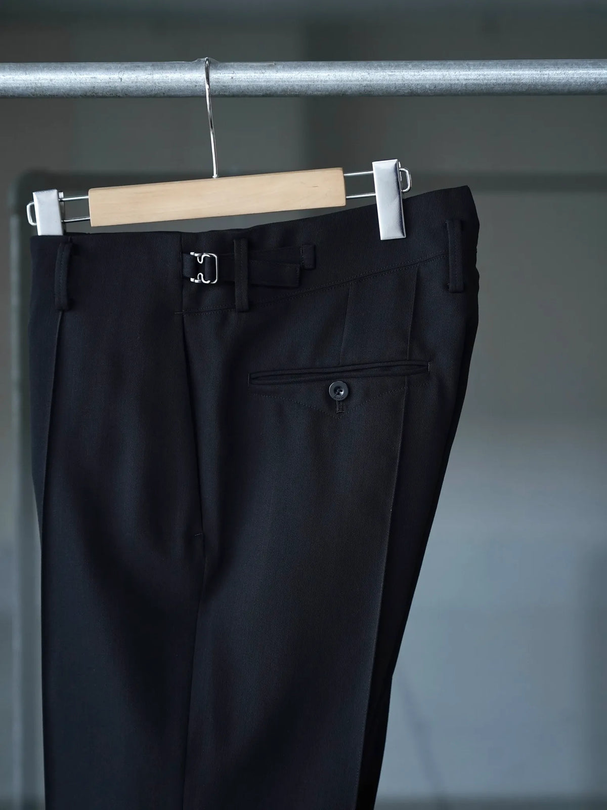 IRENISA | NO-TUCK SLIM TROUSERS BLACK