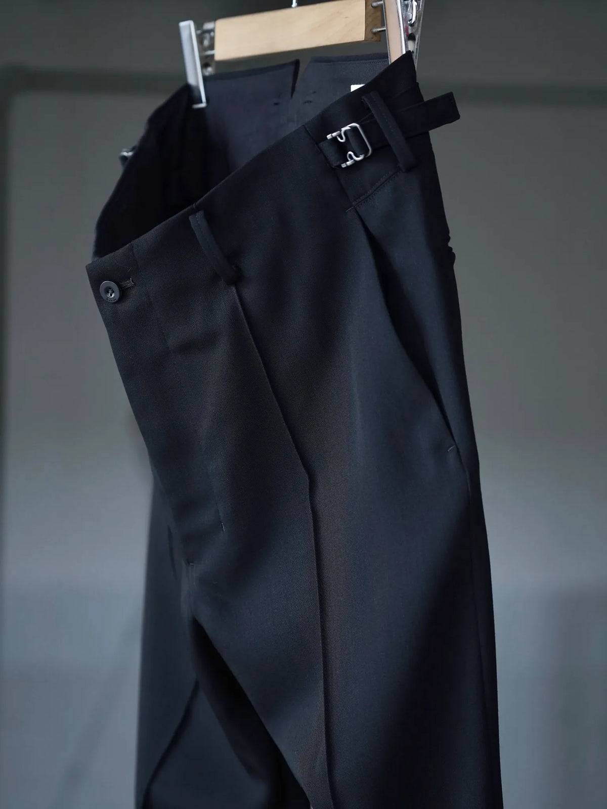 IRENISA | NO-TUCK SLIM TROUSERS BLACK