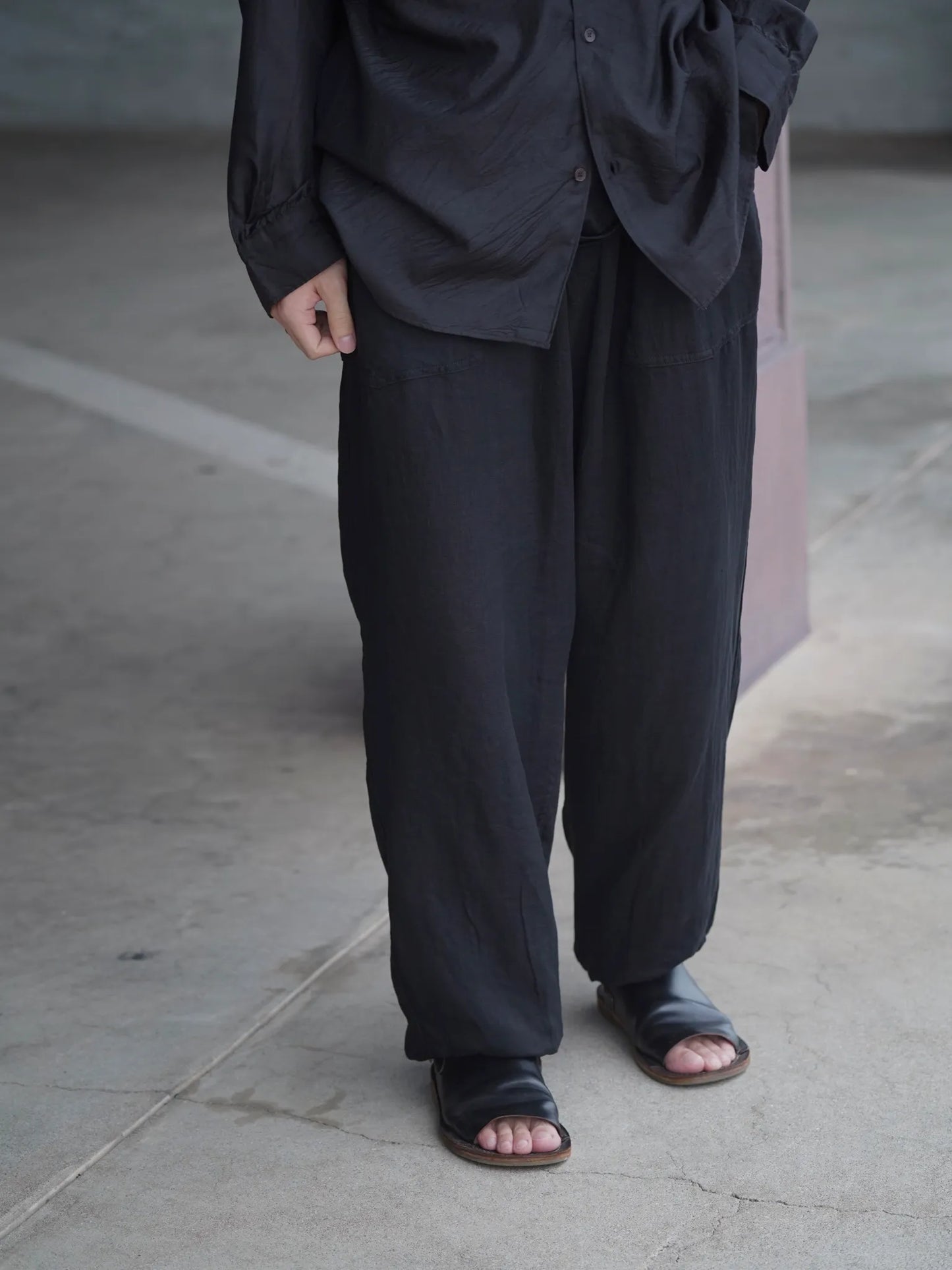 COMOLI | リネンWクロス ドローストリングパンツ BLACK