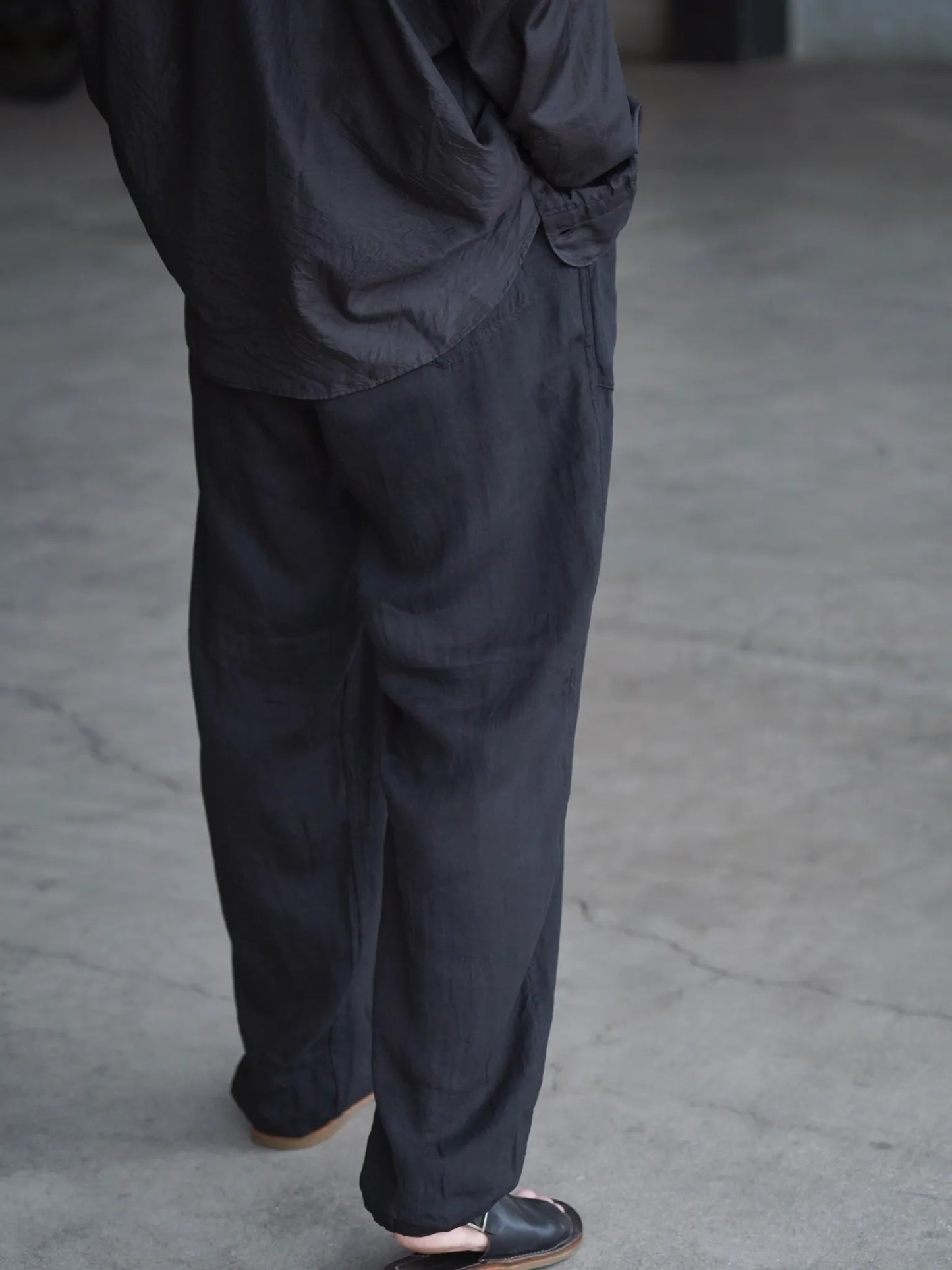 COMOLI | リネンWクロス ドローストリングパンツ BLACK