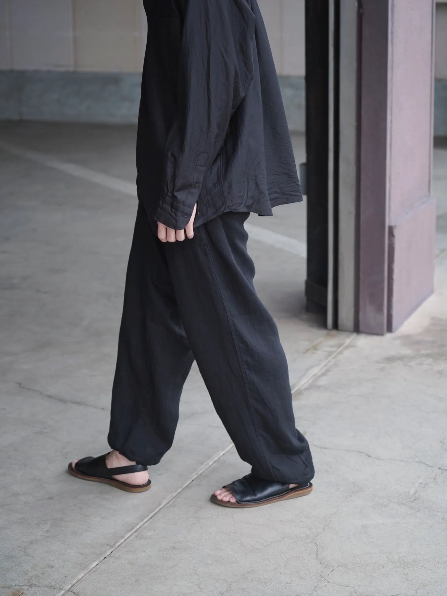 COMOLI | リネンWクロス ドローストリングパンツ BLACK