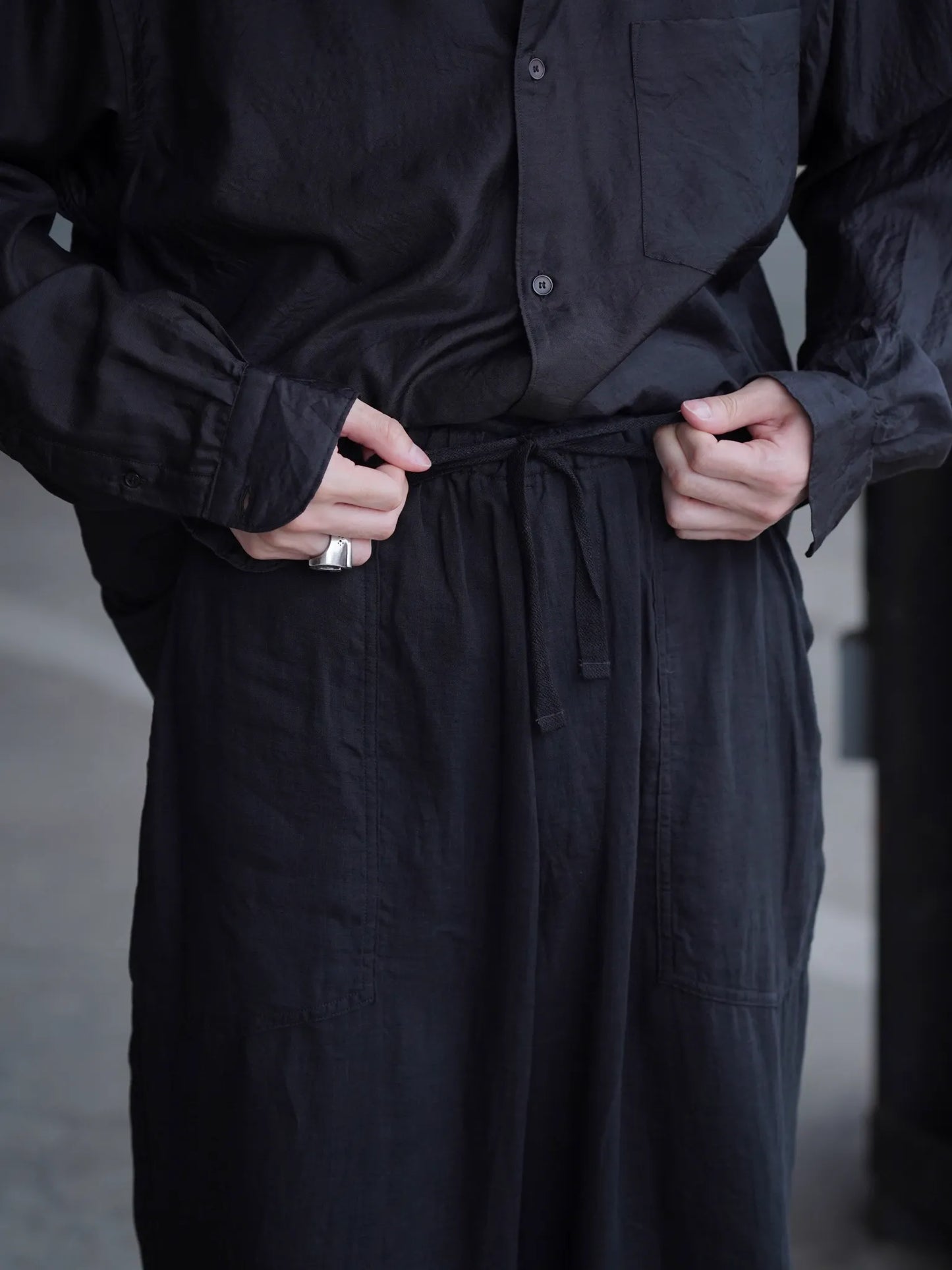 COMOLI | リネンWクロス ドローストリングパンツ BLACK