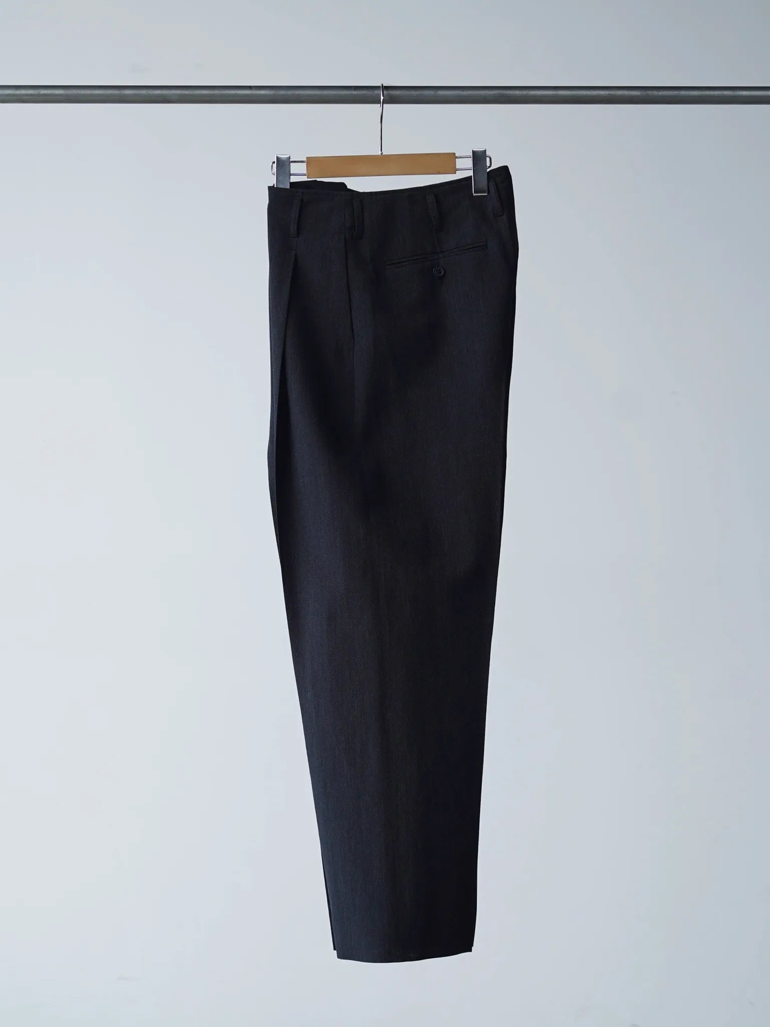 山内-ウール-和紙-サイドシームレスワンタックパンツ-charcoal-black-1