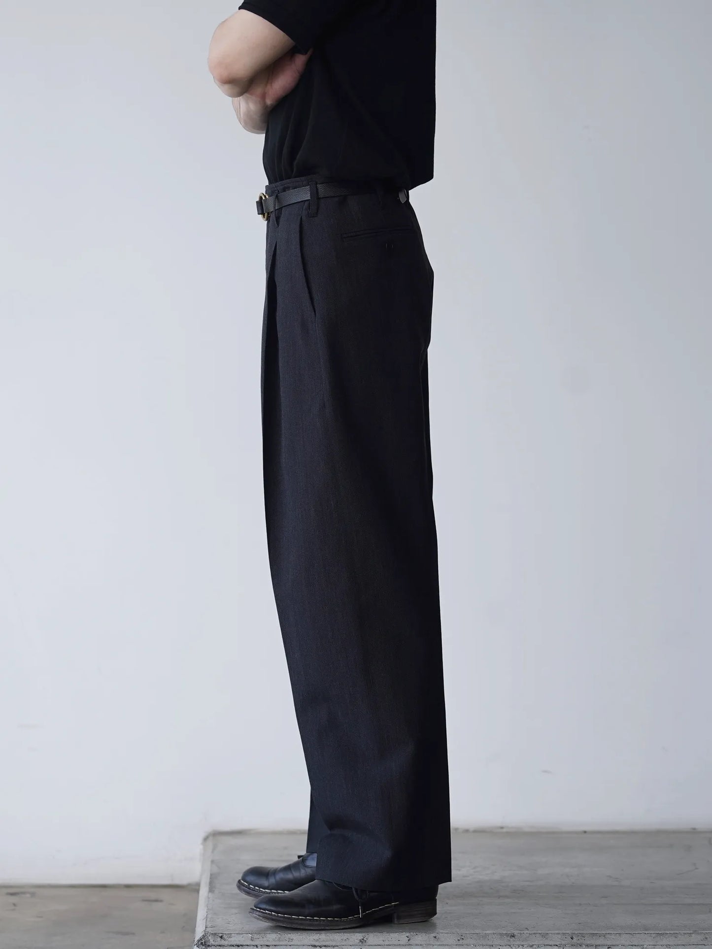 山内-ウール-和紙-サイドシームレスワンタックパンツ-charcoal-black-3