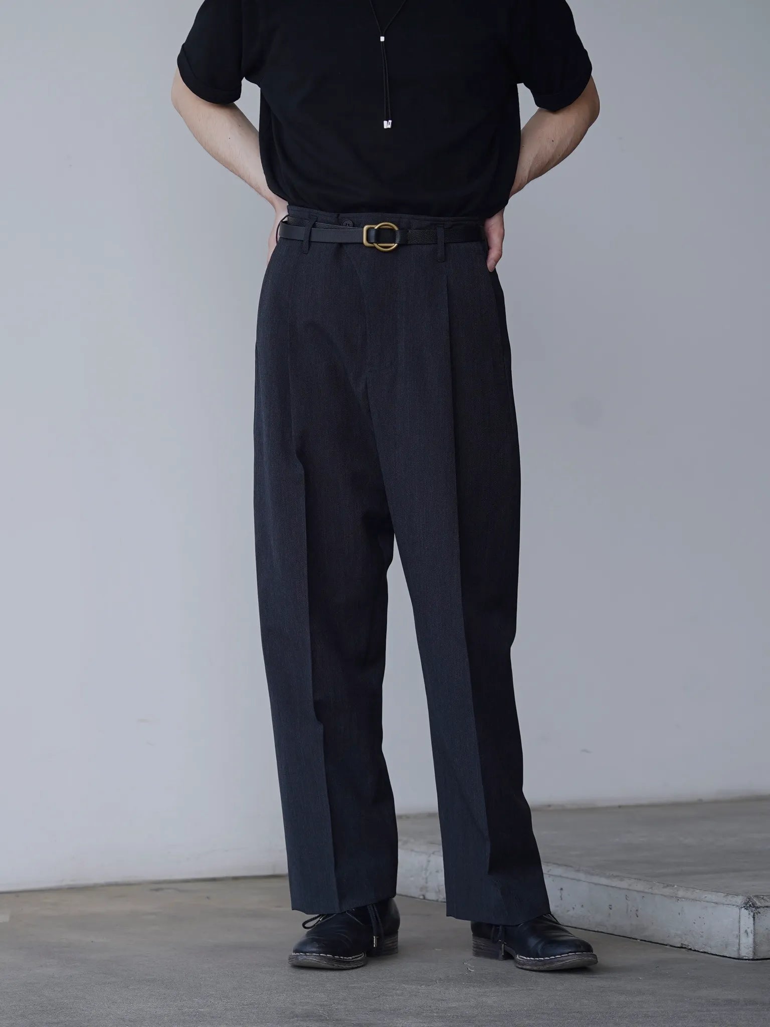 山内-ウール-和紙-サイドシームレスワンタックパンツ-charcoal-black-2