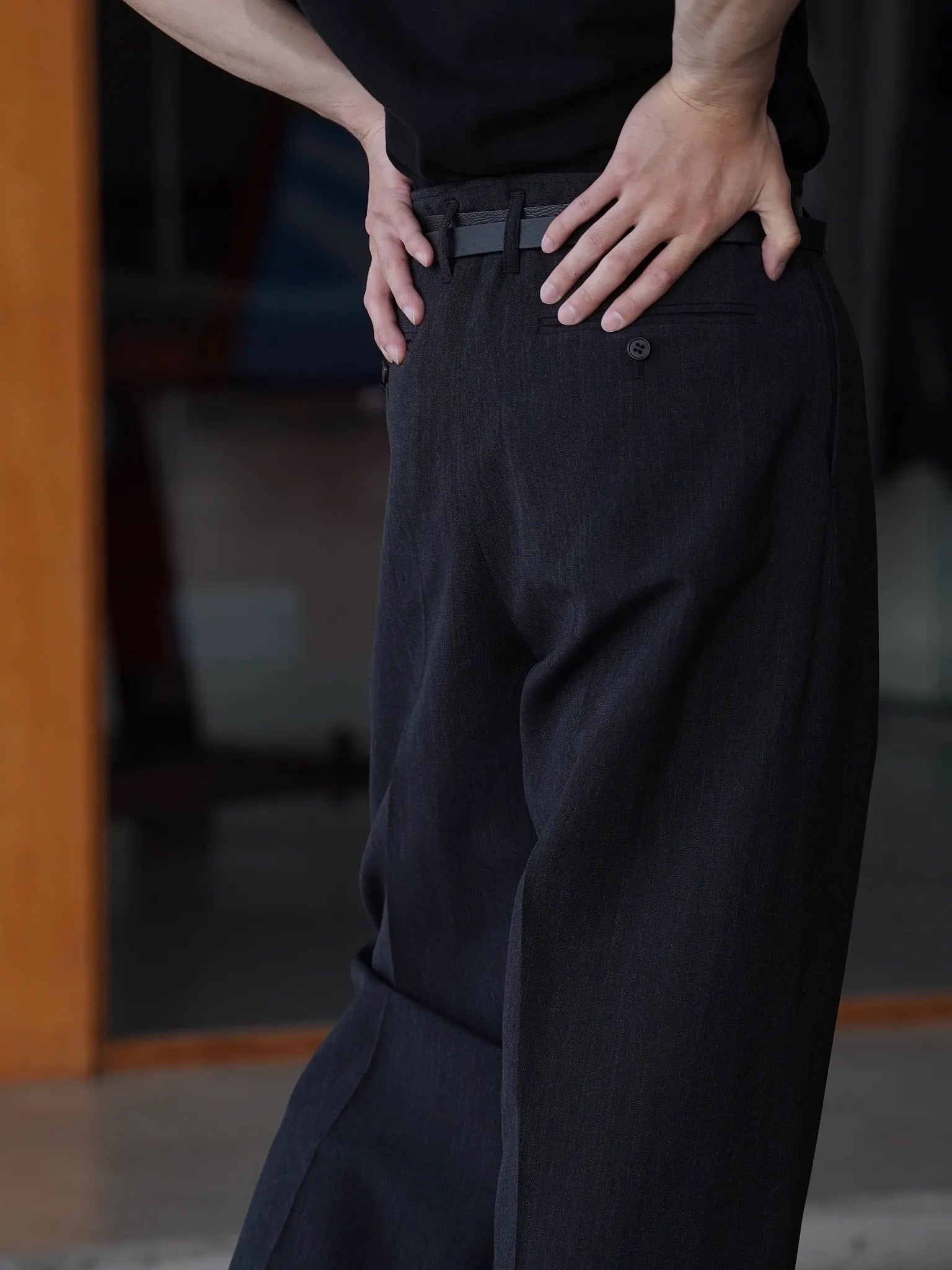 山内-ウール-和紙-サイドシームレスワンタックパンツ-charcoal-black-6
