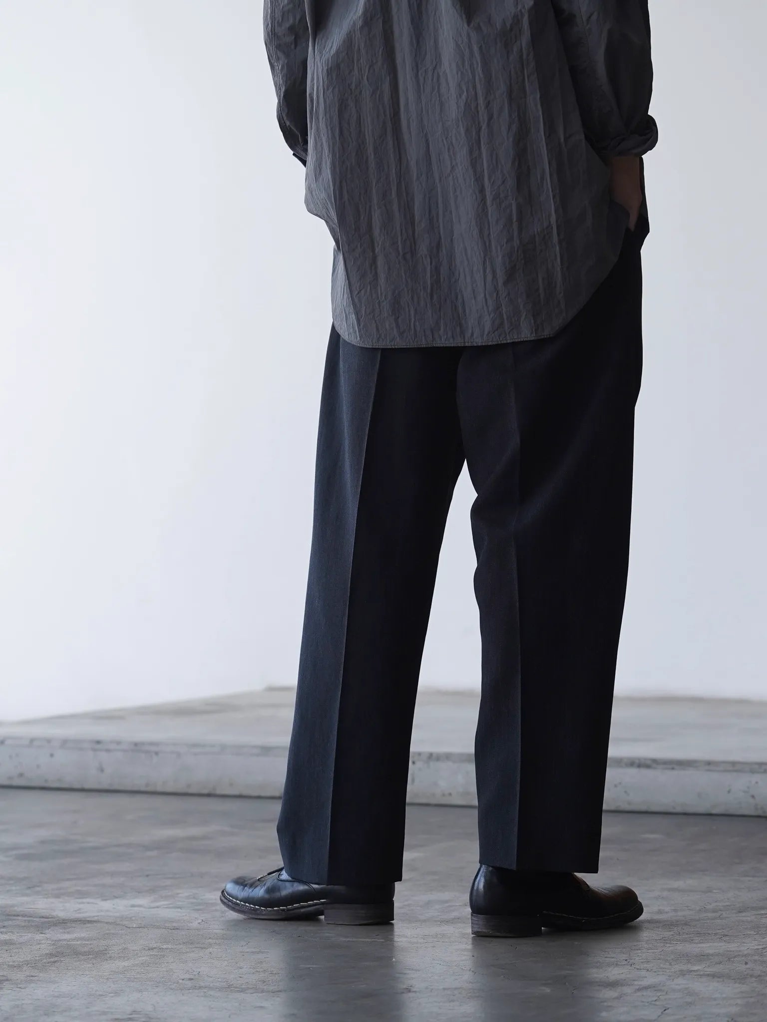 山内-ウール-和紙-サイドシームレスワンタックパンツ-charcoal-black-15