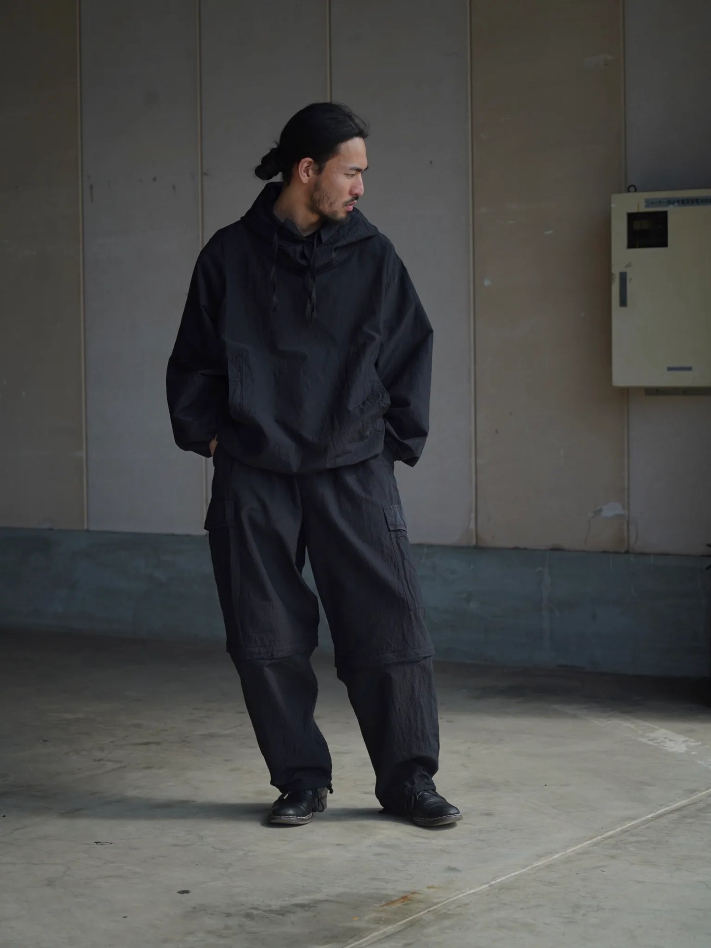 COMOLI | リップストップ スモックパーカ BLACK