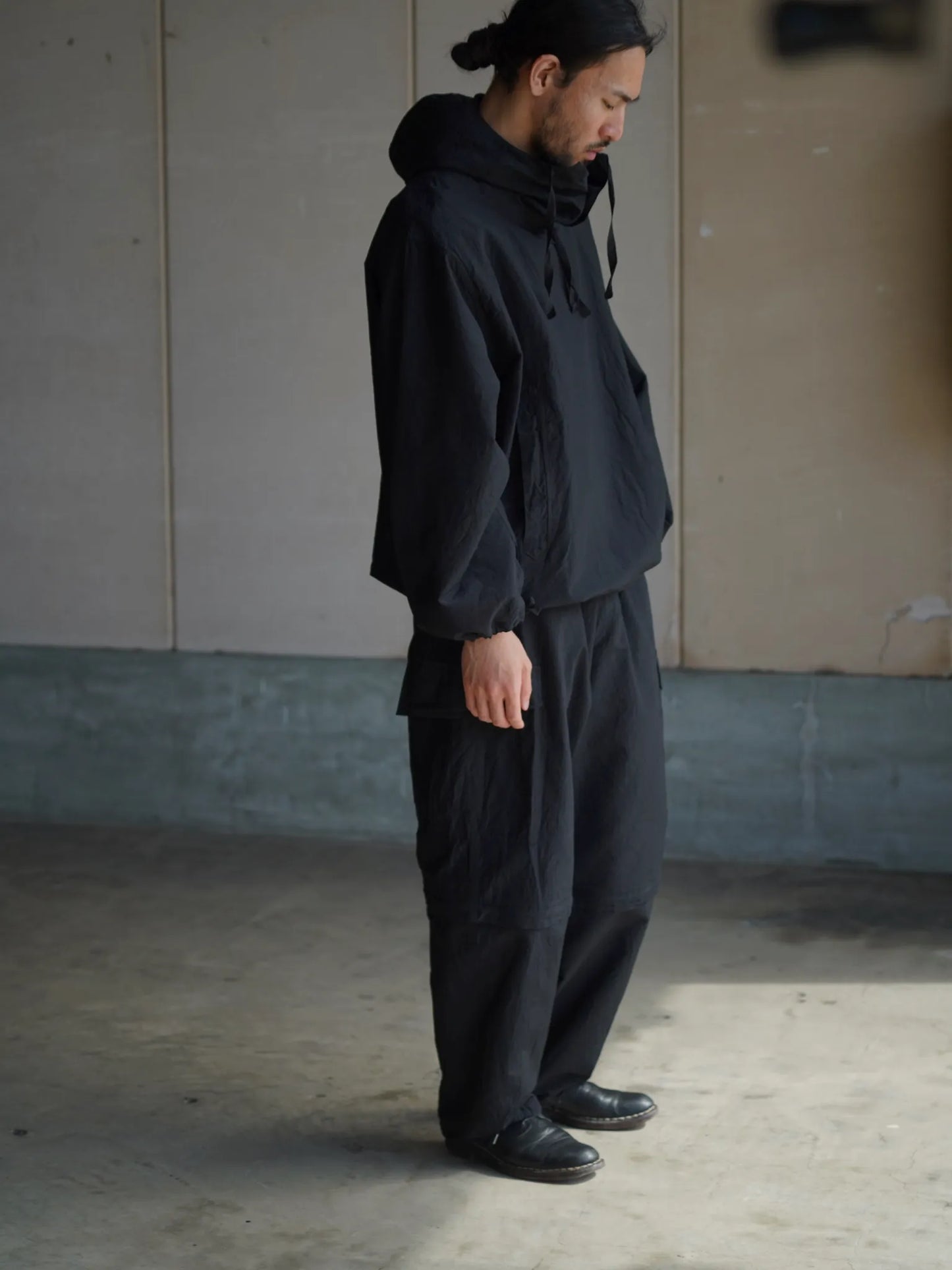COMOLI | リップストップ スモックパーカ BLACK