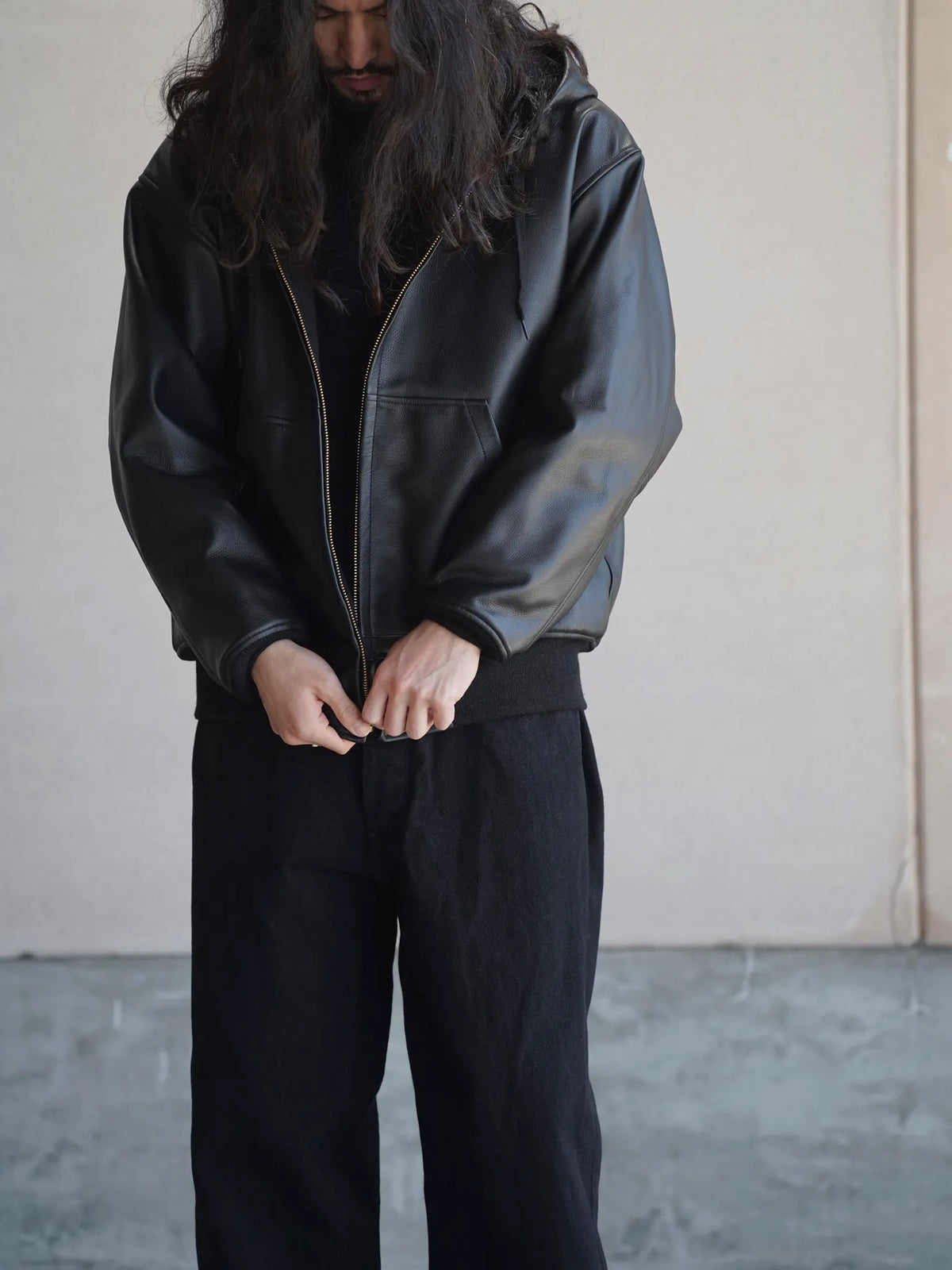 COMOLI | カーフスキン ジップパーカ BLACK