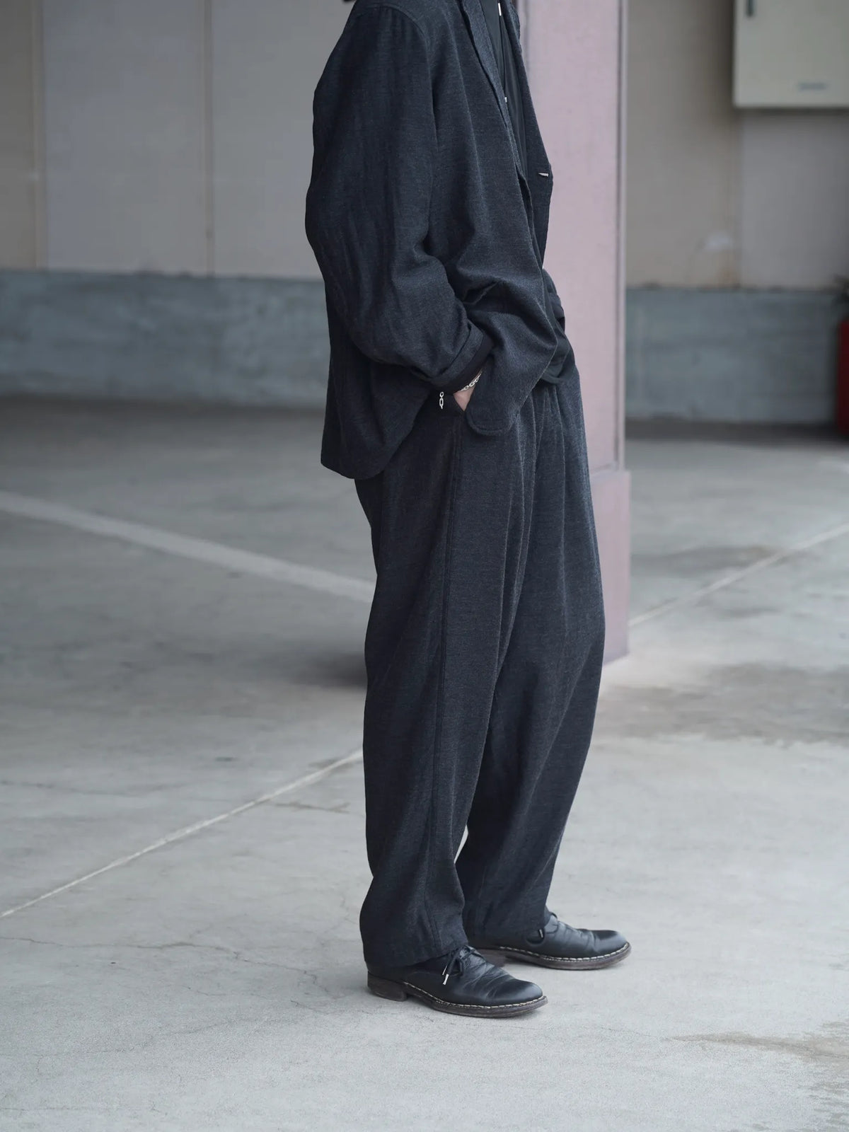 COMOLI | カシミヤシルク テーパードパンツ CHARCOAL