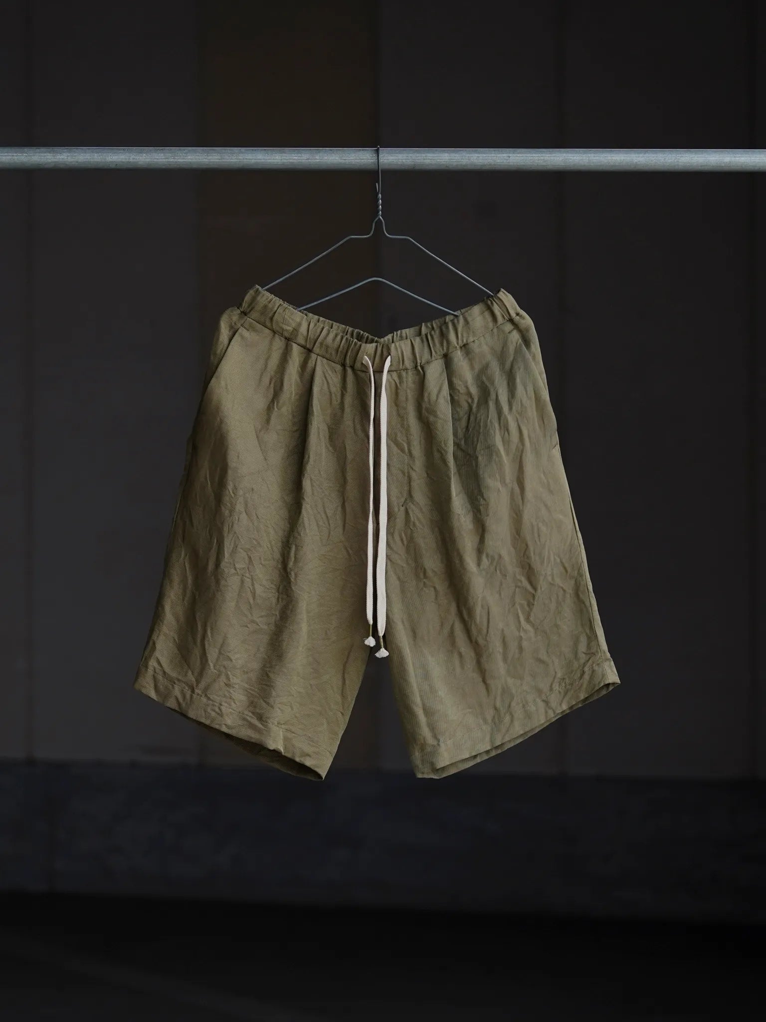 calmlence-single-pleated-easy-shorts-dbeg-1