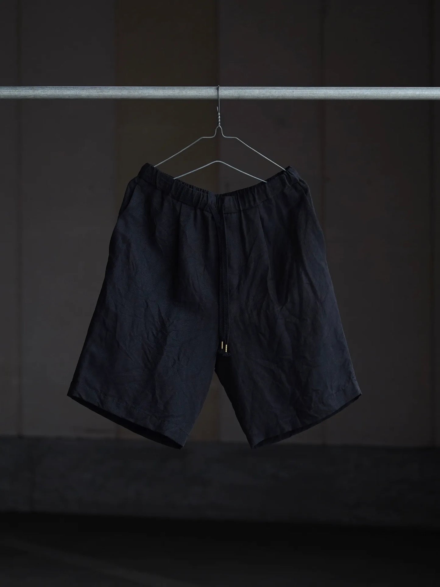 calmlence-single-pleated-easy-shorts-blk-1