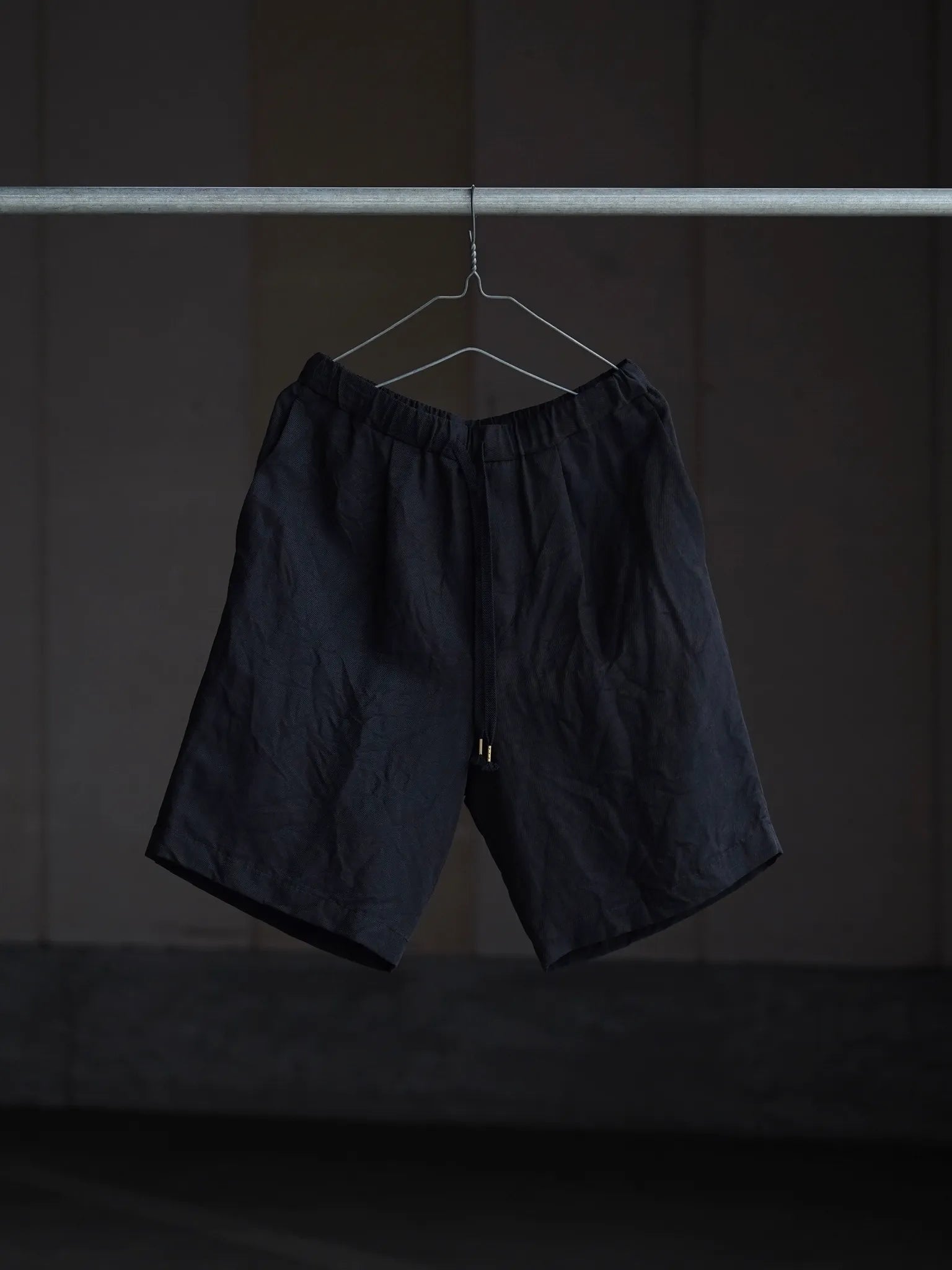 calmlence-single-pleated-easy-shorts-blk-1