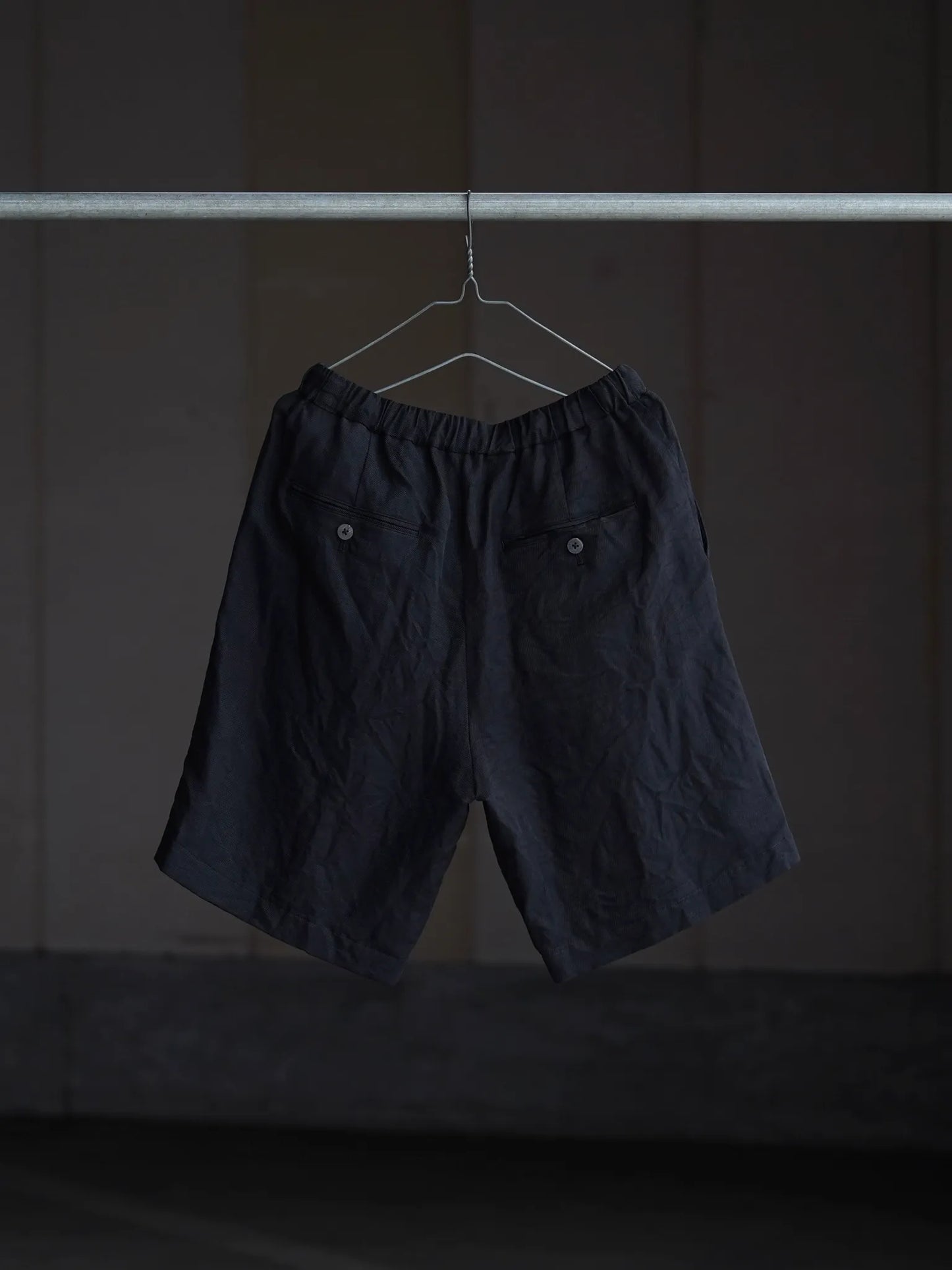 calmlence-single-pleated-easy-shorts-blk-2
