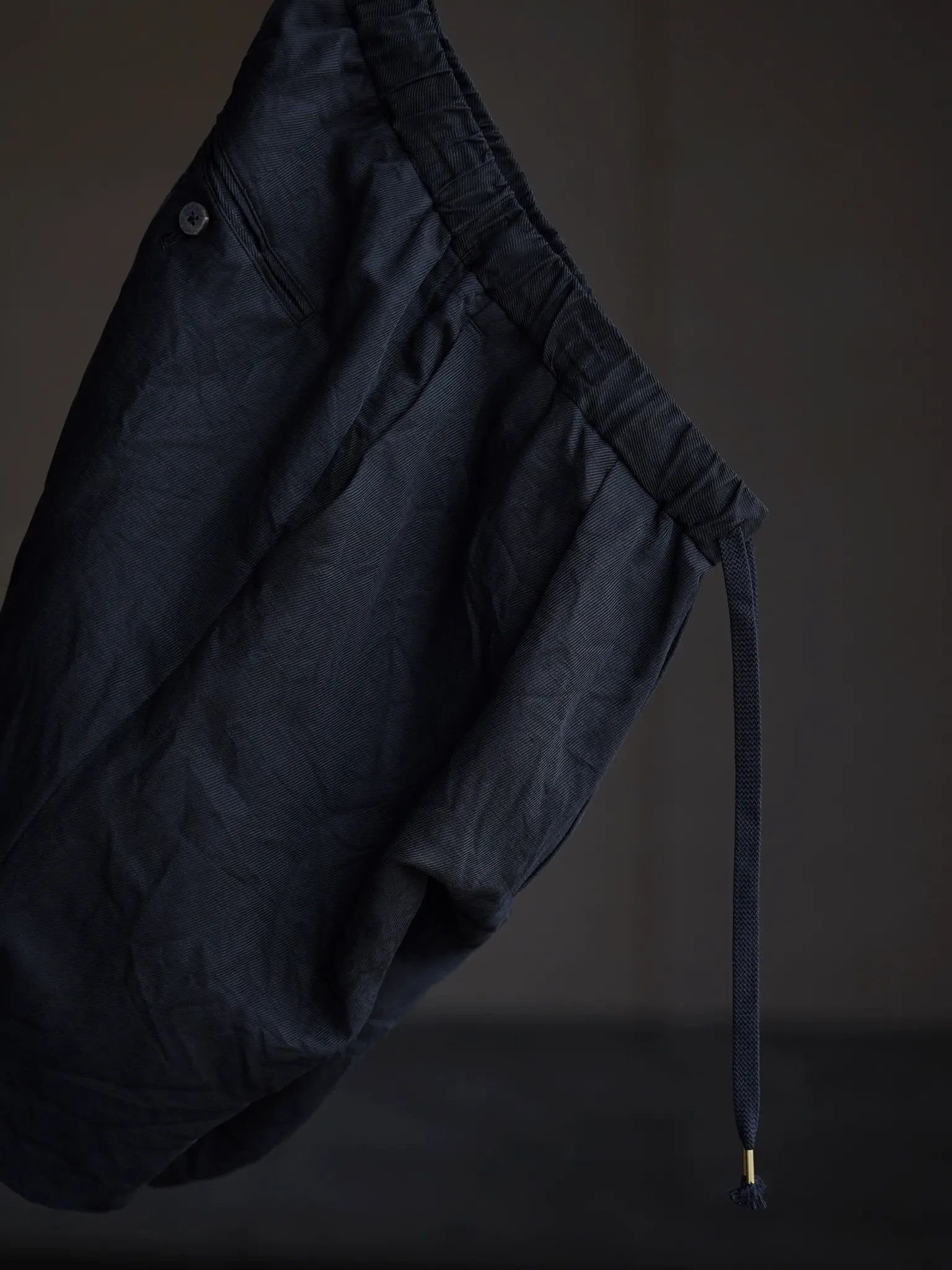 calmlence-single-pleated-easy-shorts-blk-4
