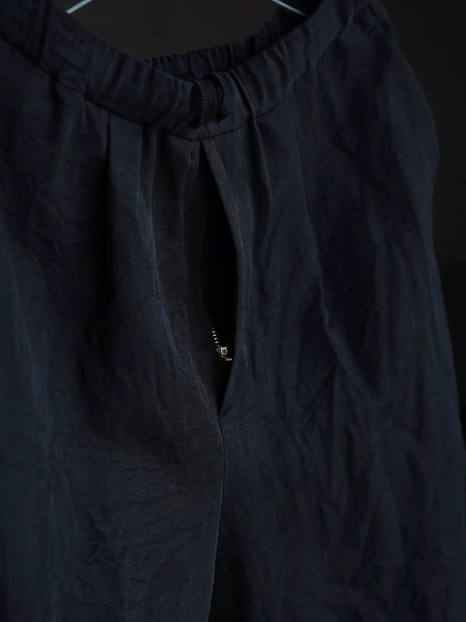 calmlence-single-pleated-easy-shorts-blk-5