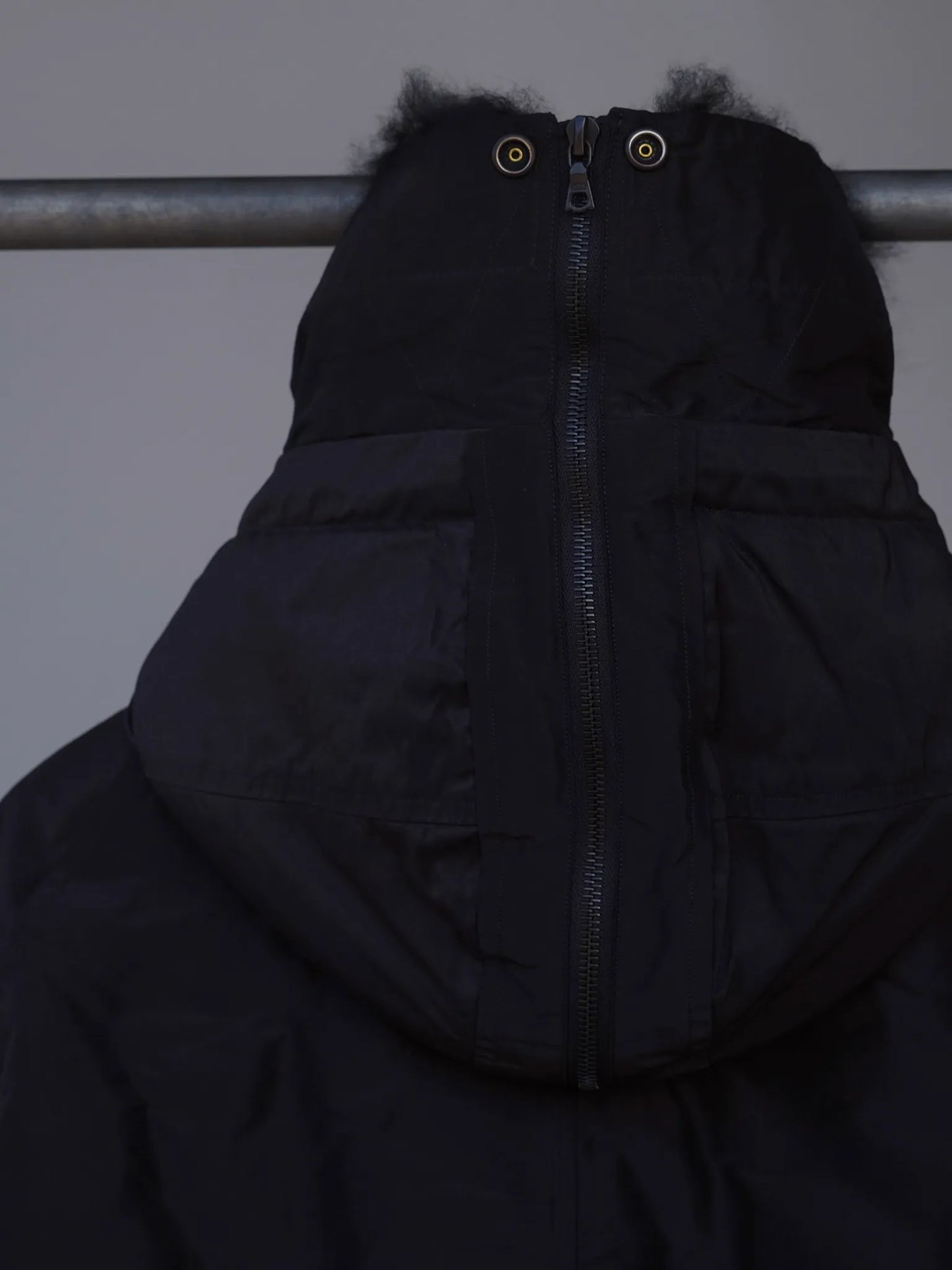 COMOLI | コットンシルク ミリタリーフーデッドジャケット BROWN