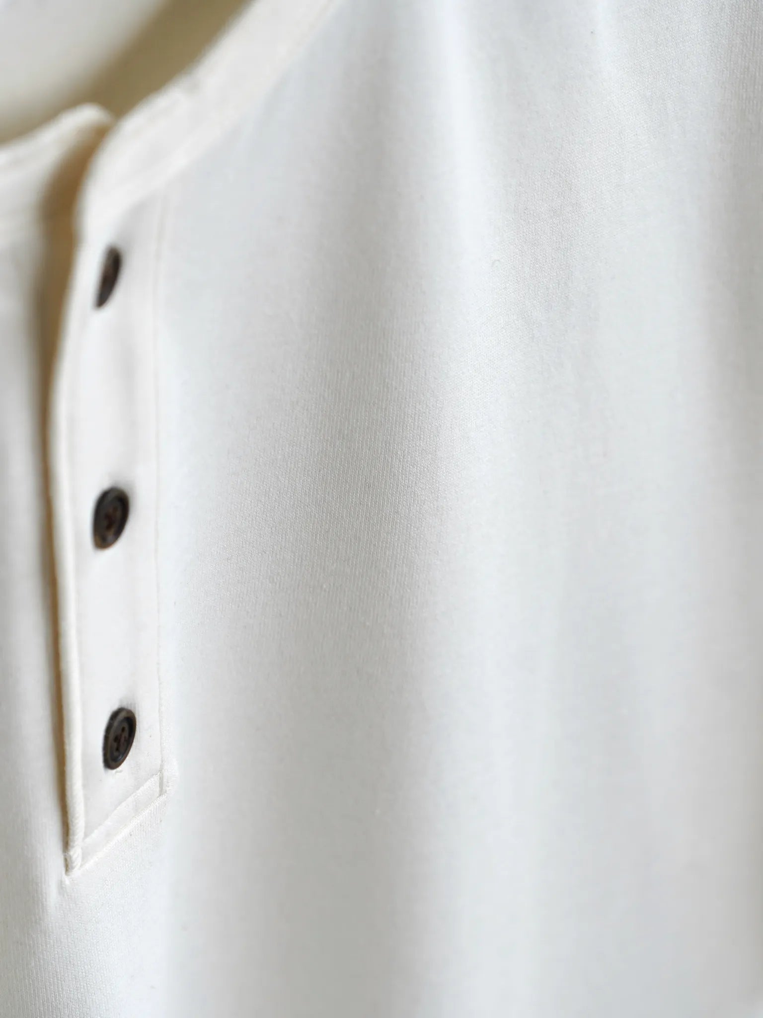 calmlence-henley-neck-ss-t-shirt-owht-3