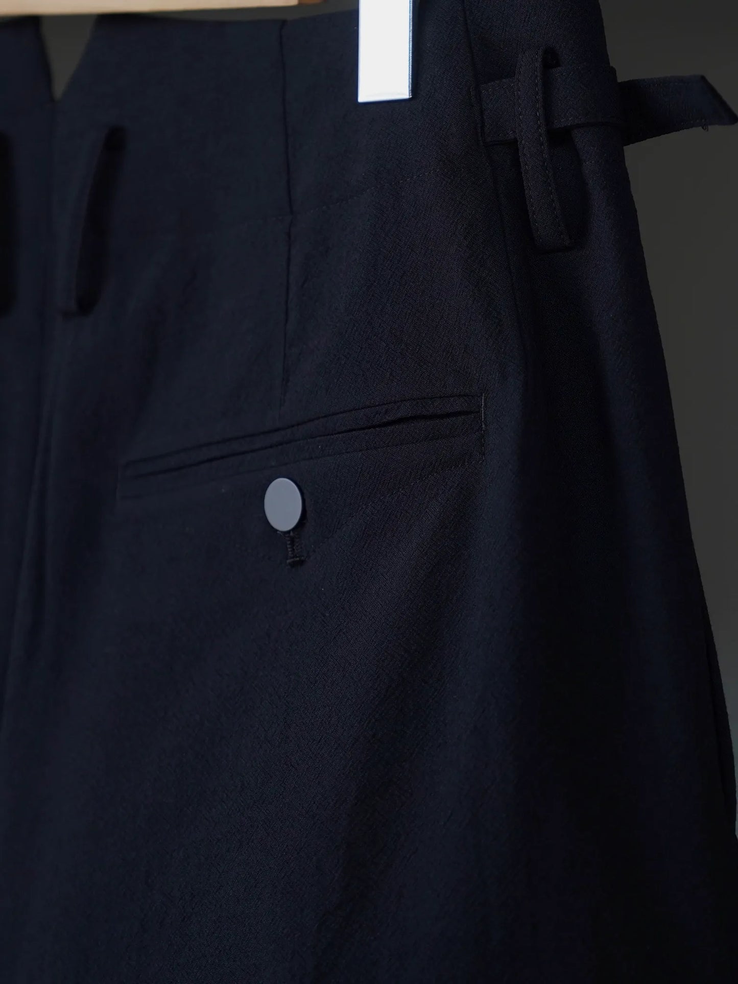 irenisa-three-tucks-tapered-pants-black-4