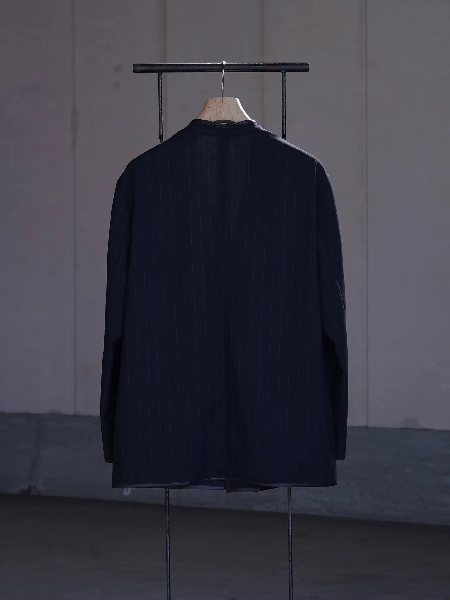 SARTO | [HIGH TWIST WOOL] NO-COLLAR JACKET NAVY STRIPE
