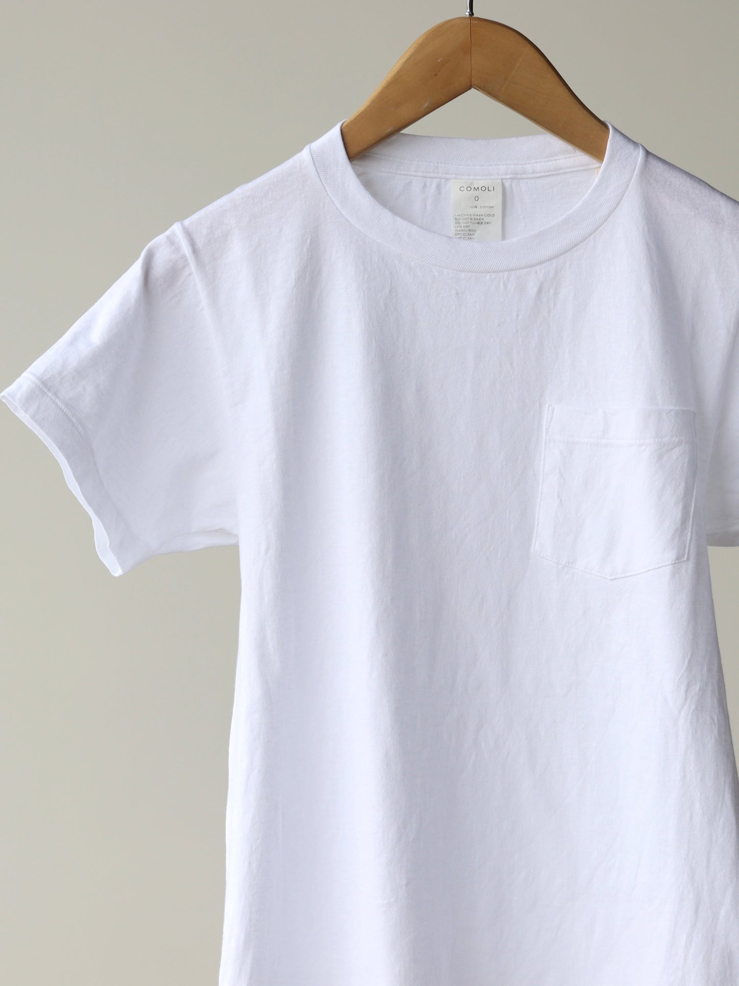 comoli-サープラス-tシャツ-white-3