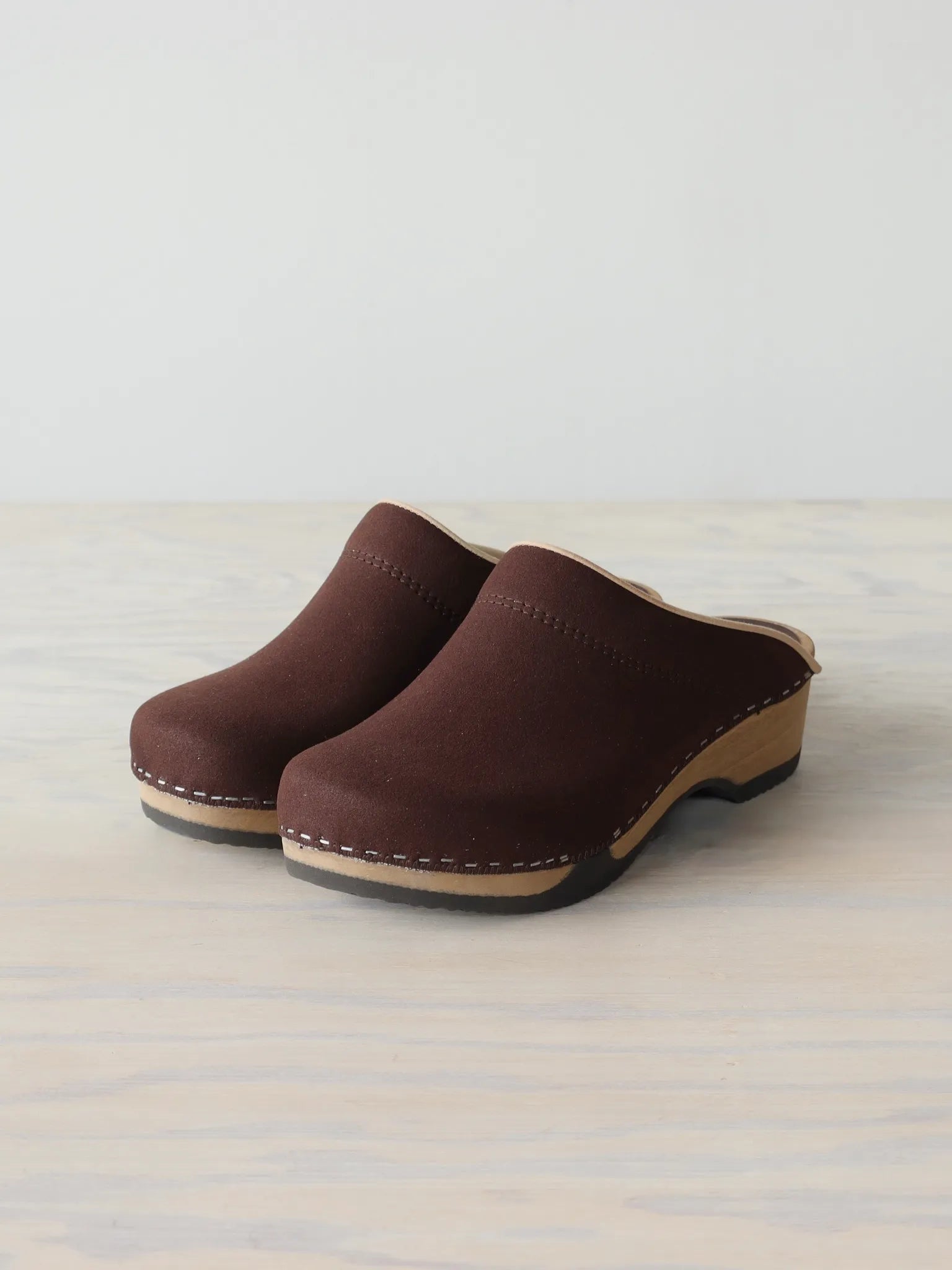 the-inoue-brothers-magnafied-embla-clogs-vegan-suede-tobacco-1
