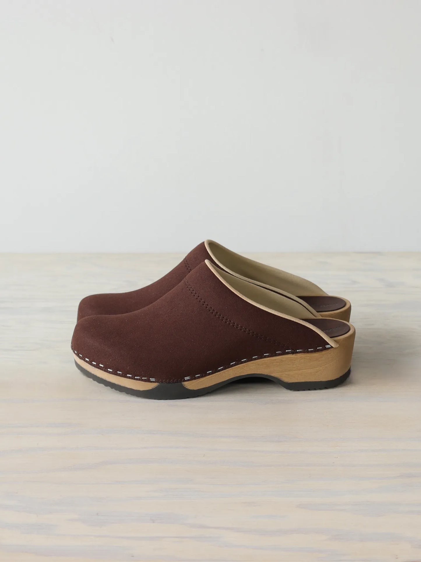 the-inoue-brothers-magnafied-embla-clogs-vegan-suede-tobacco-4