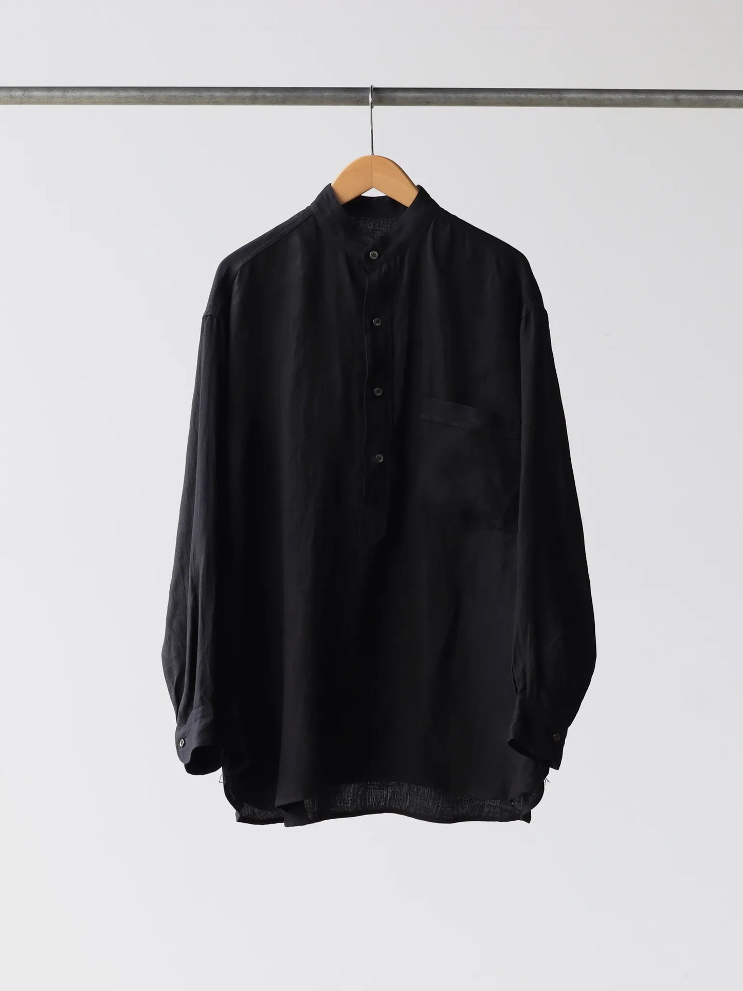 comoli-リネンwクロス-プルオーバーシャツ-black-1-1