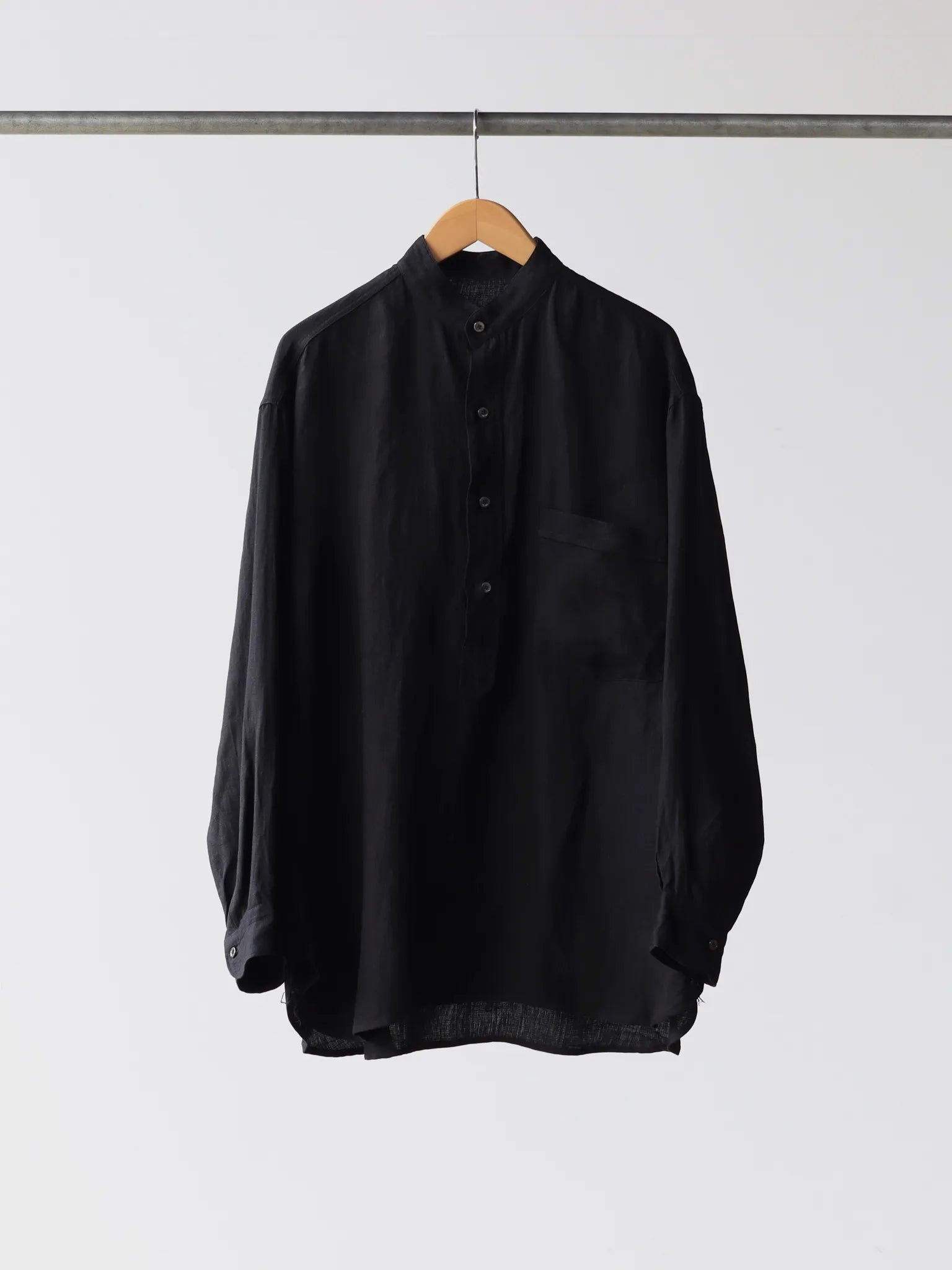 comoli-リネンwクロス-プルオーバーシャツ-black-1-1
