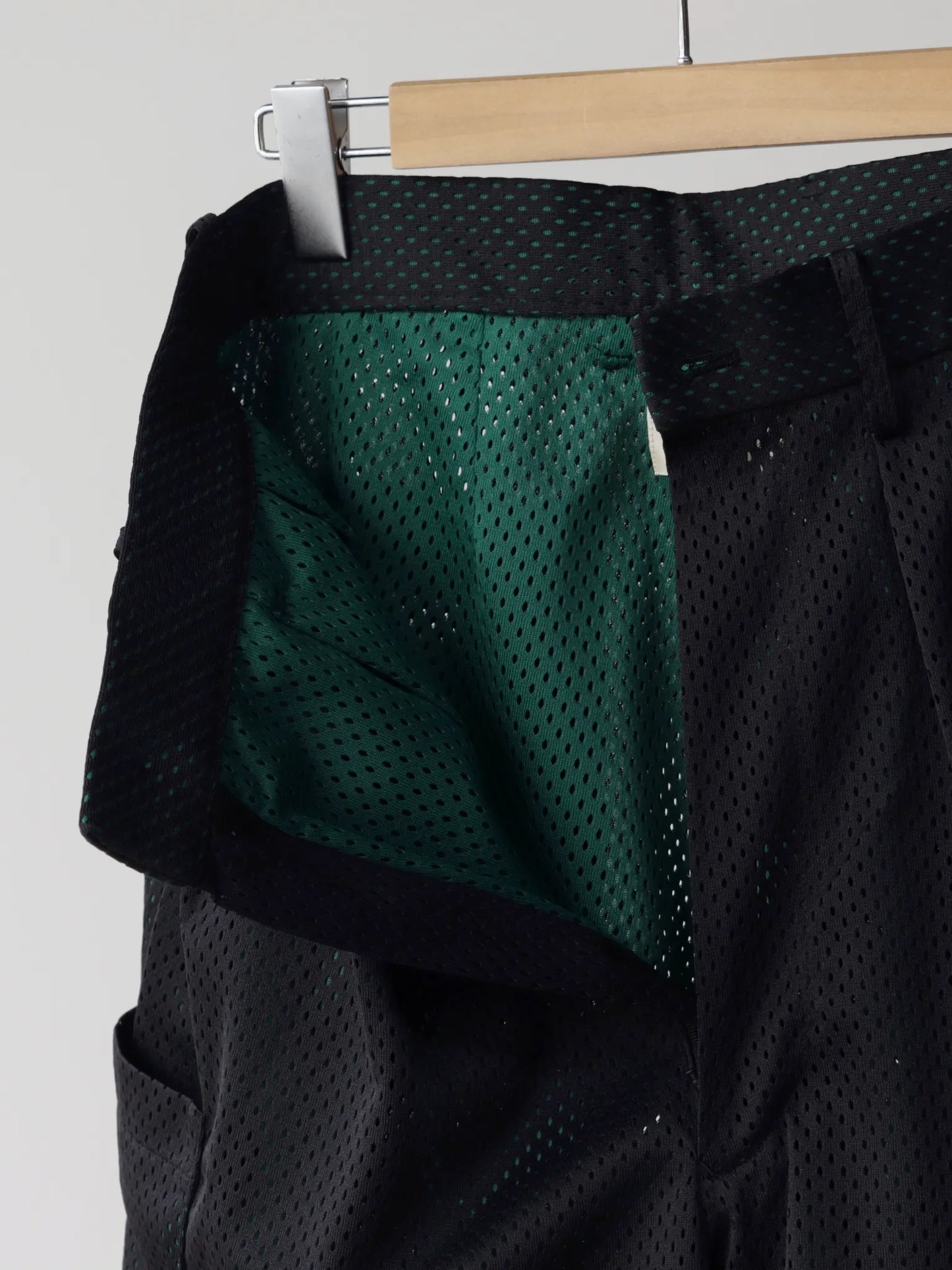 neat-poly-mesh-cargo-shorts-black-green-5