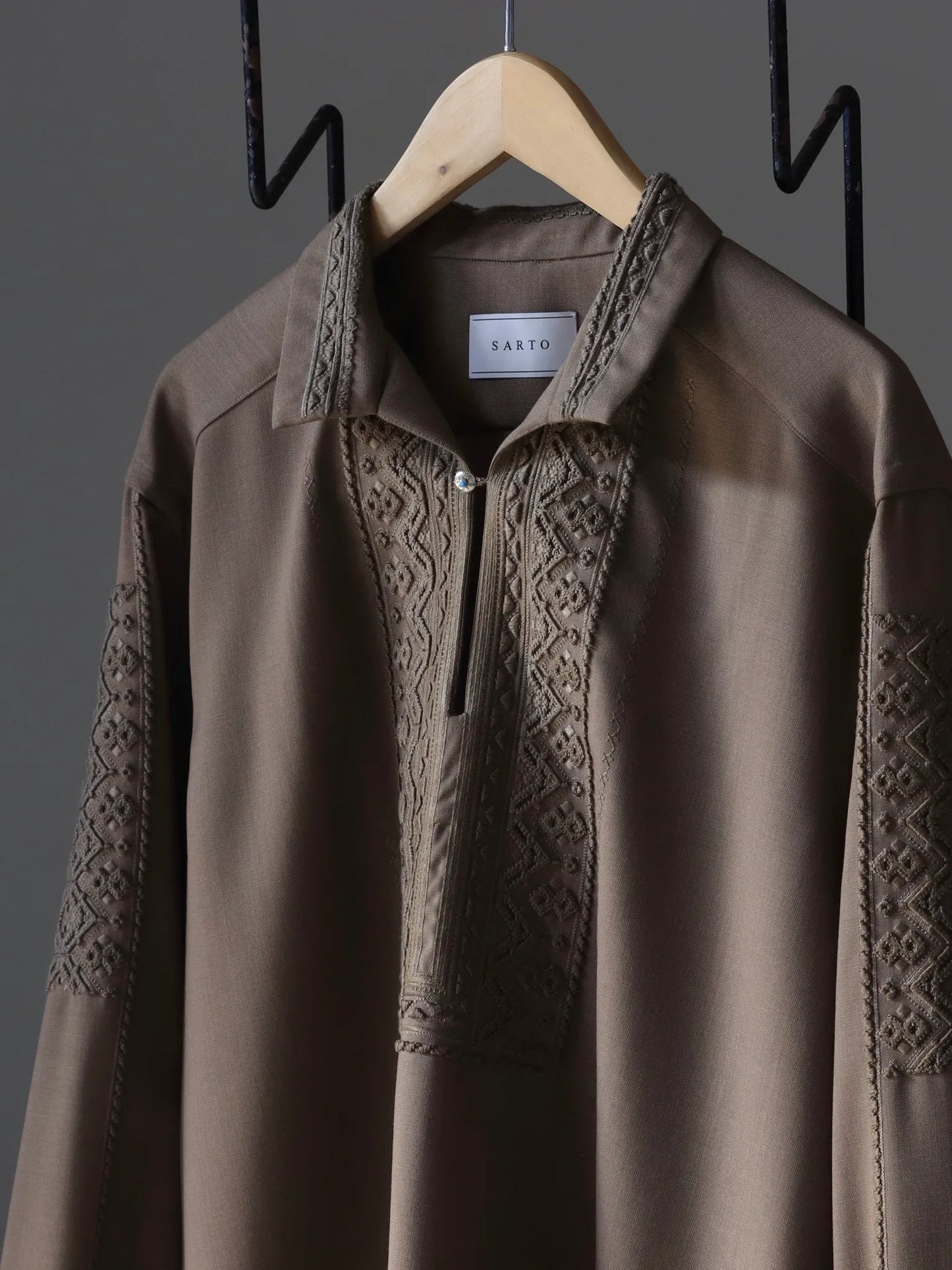 SARTO | EMBROIDERY SKIPPER PULL OVER BROWN