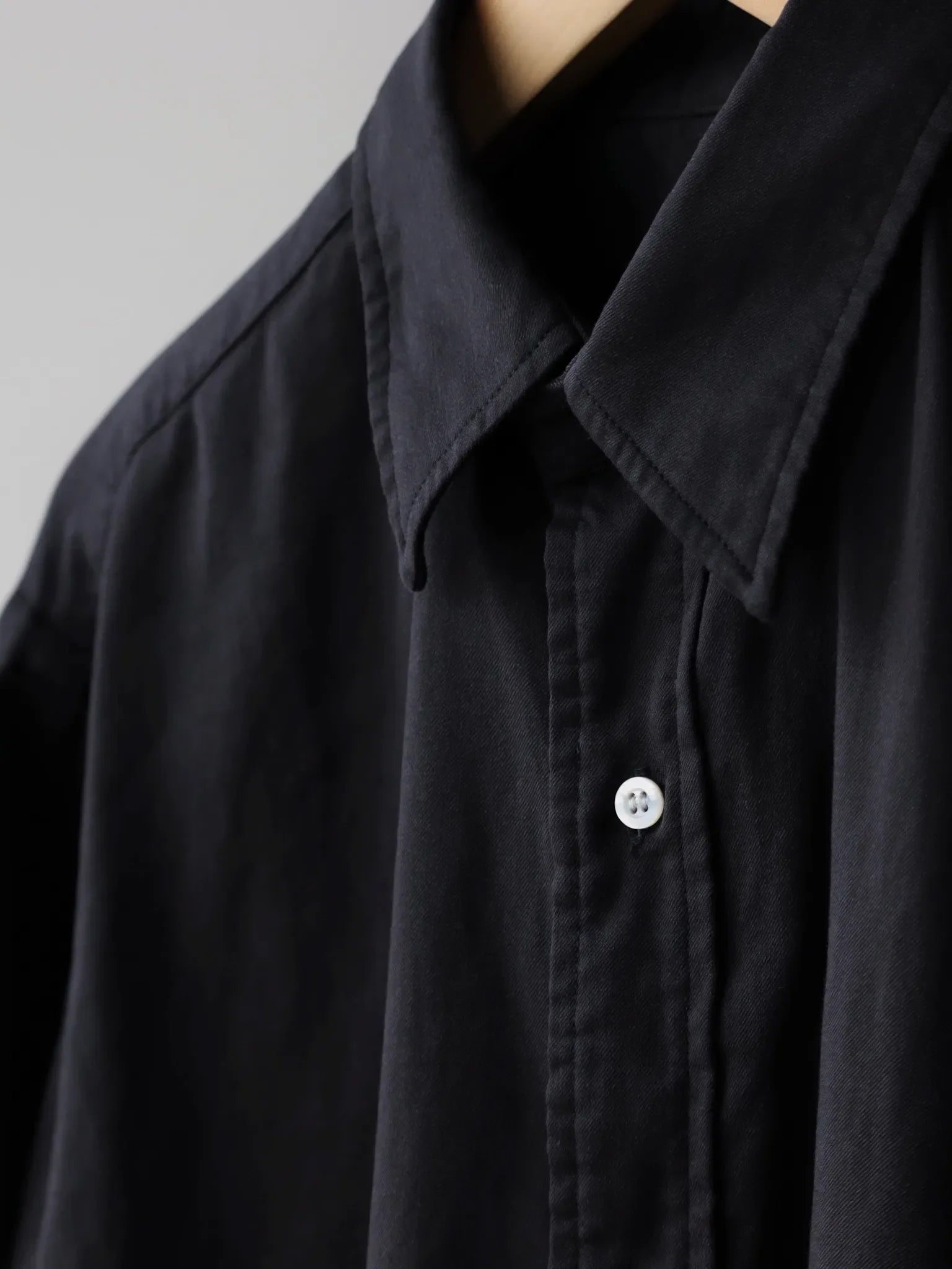 a-presse-double-weave-twill-regular-collar-shirt-black-4