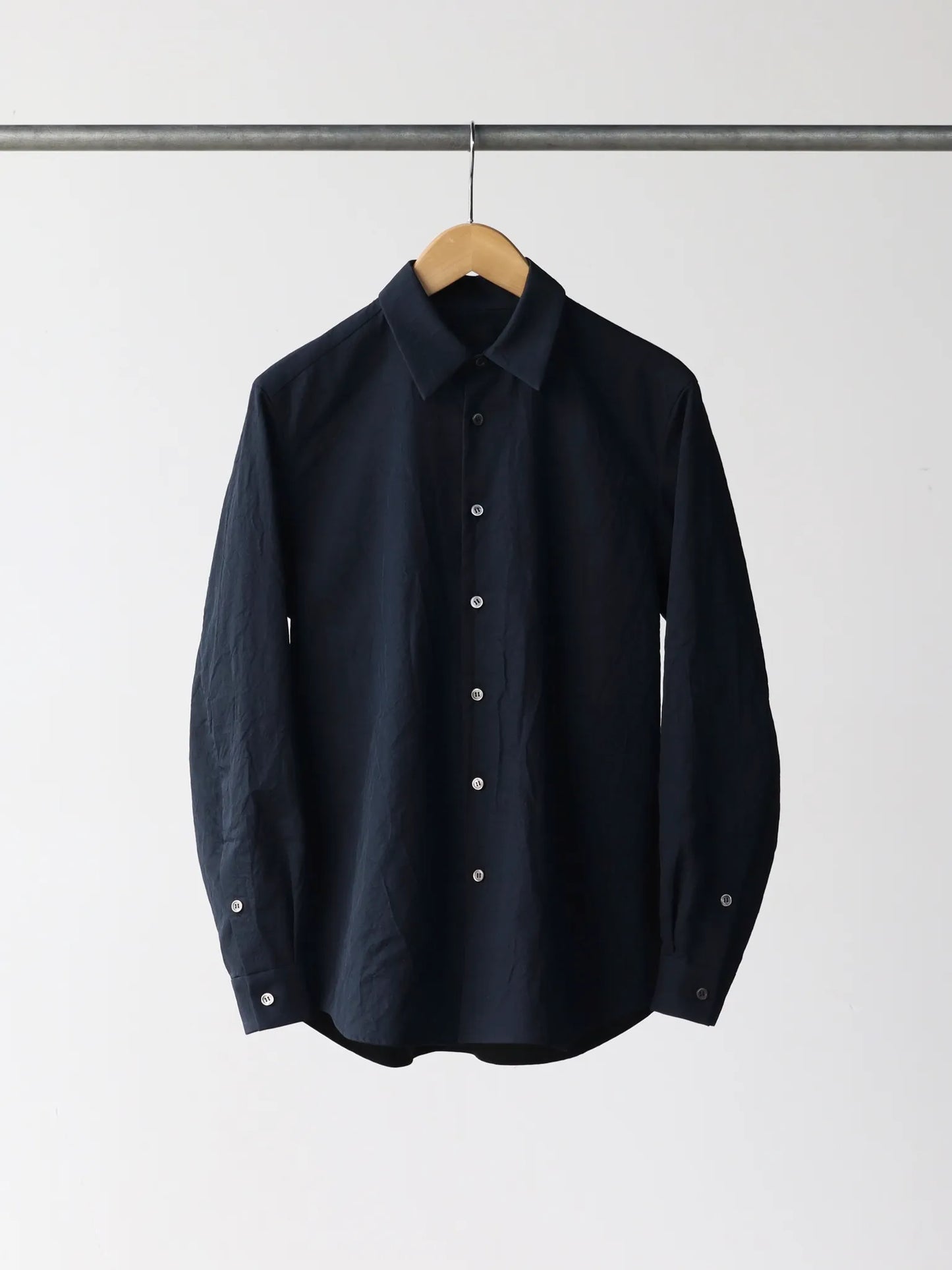 山内 | 塩縮加工コットンリネンシャツ charcoal navy