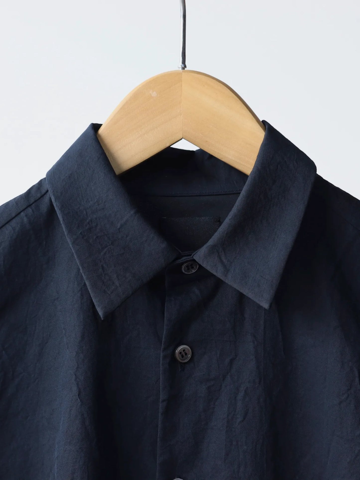 山内 | 塩縮加工コットンリネンシャツ charcoal navy