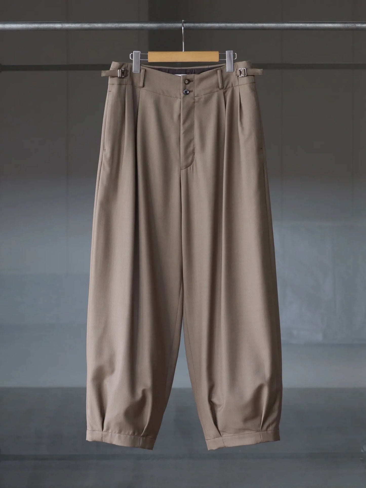 VOLUME JOGGER PANTS MOCHA BEIGE