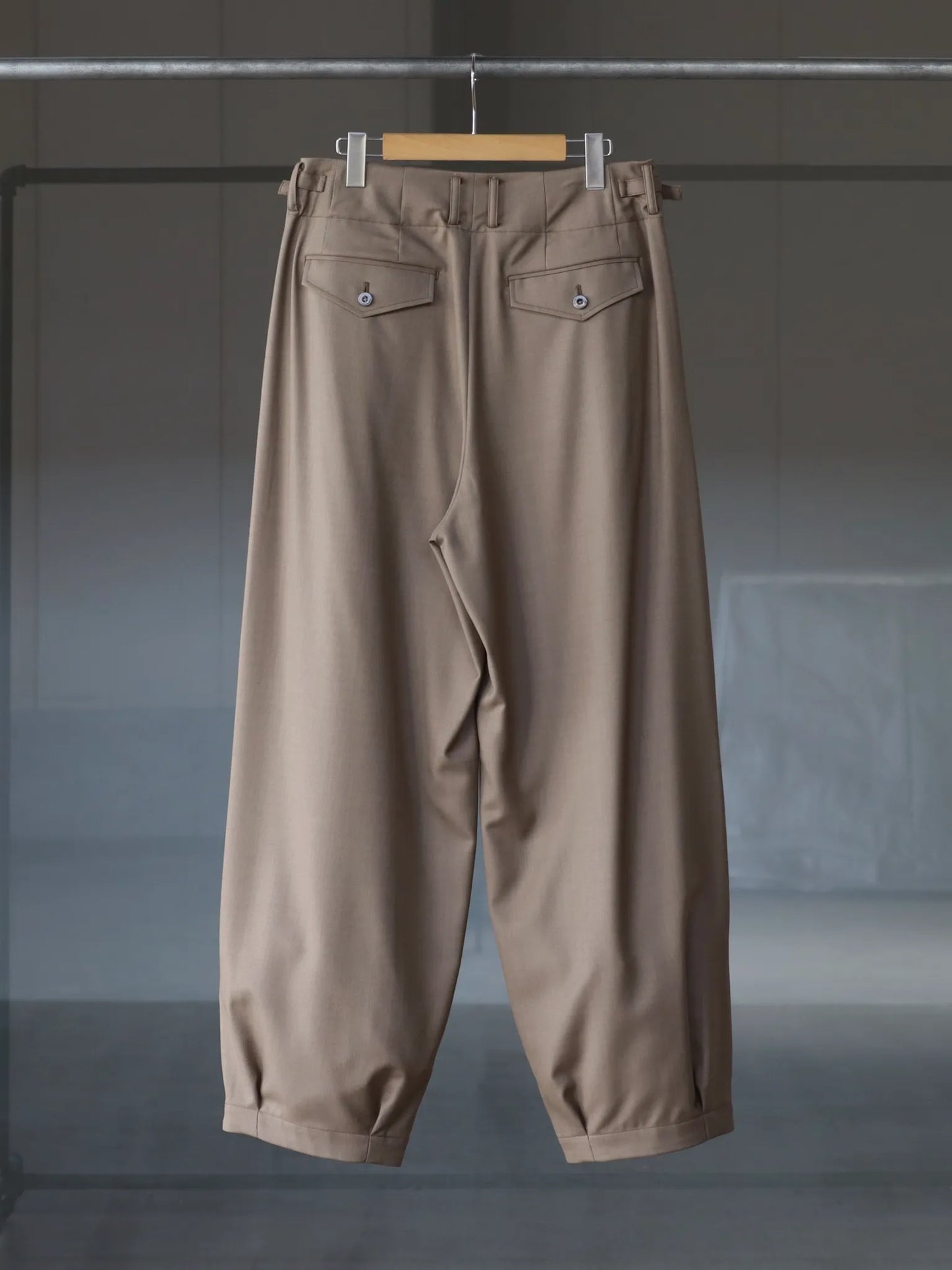 VOLUME JOGGER PANTS MOCHA BEIGE