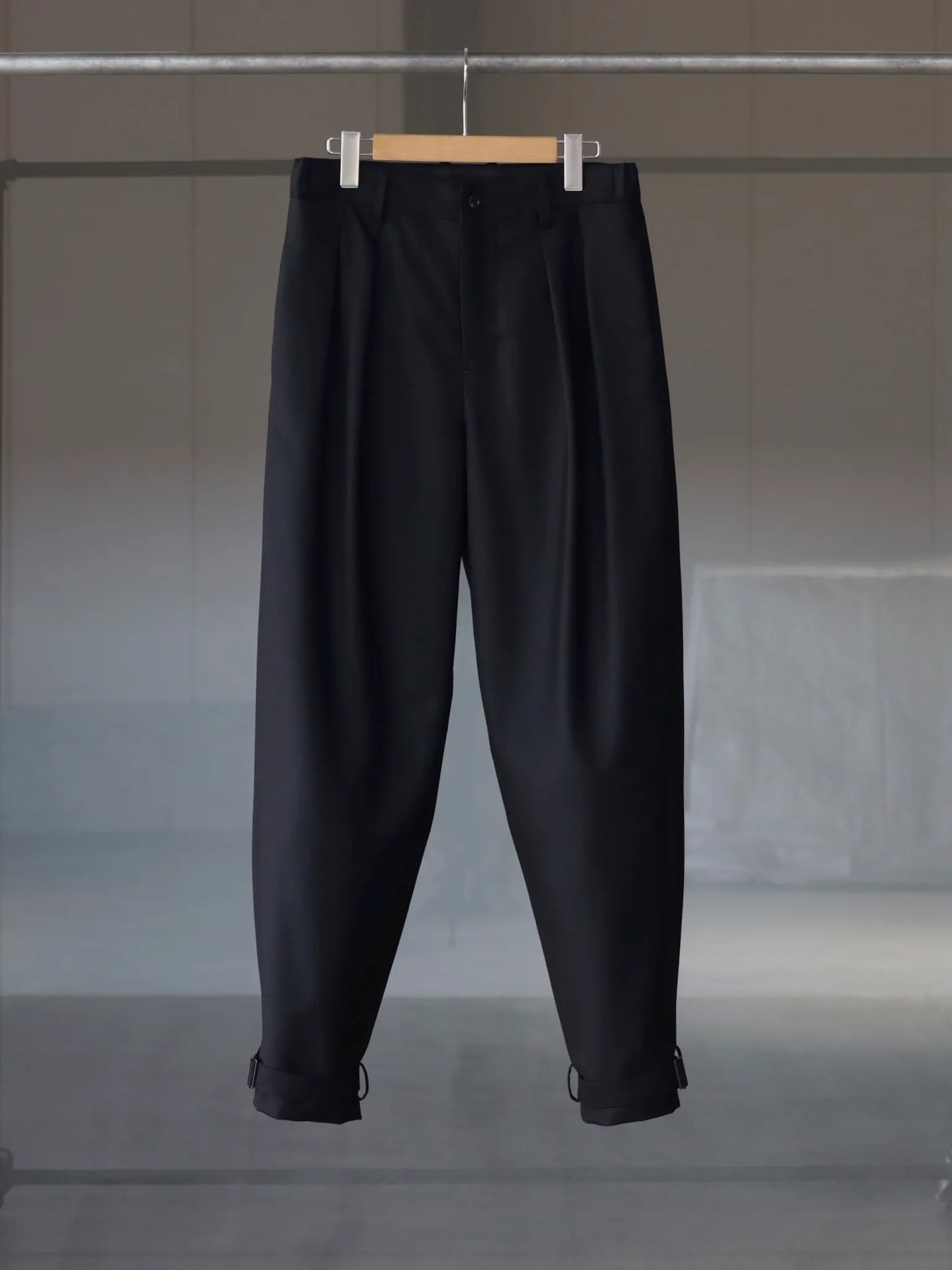 HEM STRAP TAPERD PANTS BLACK