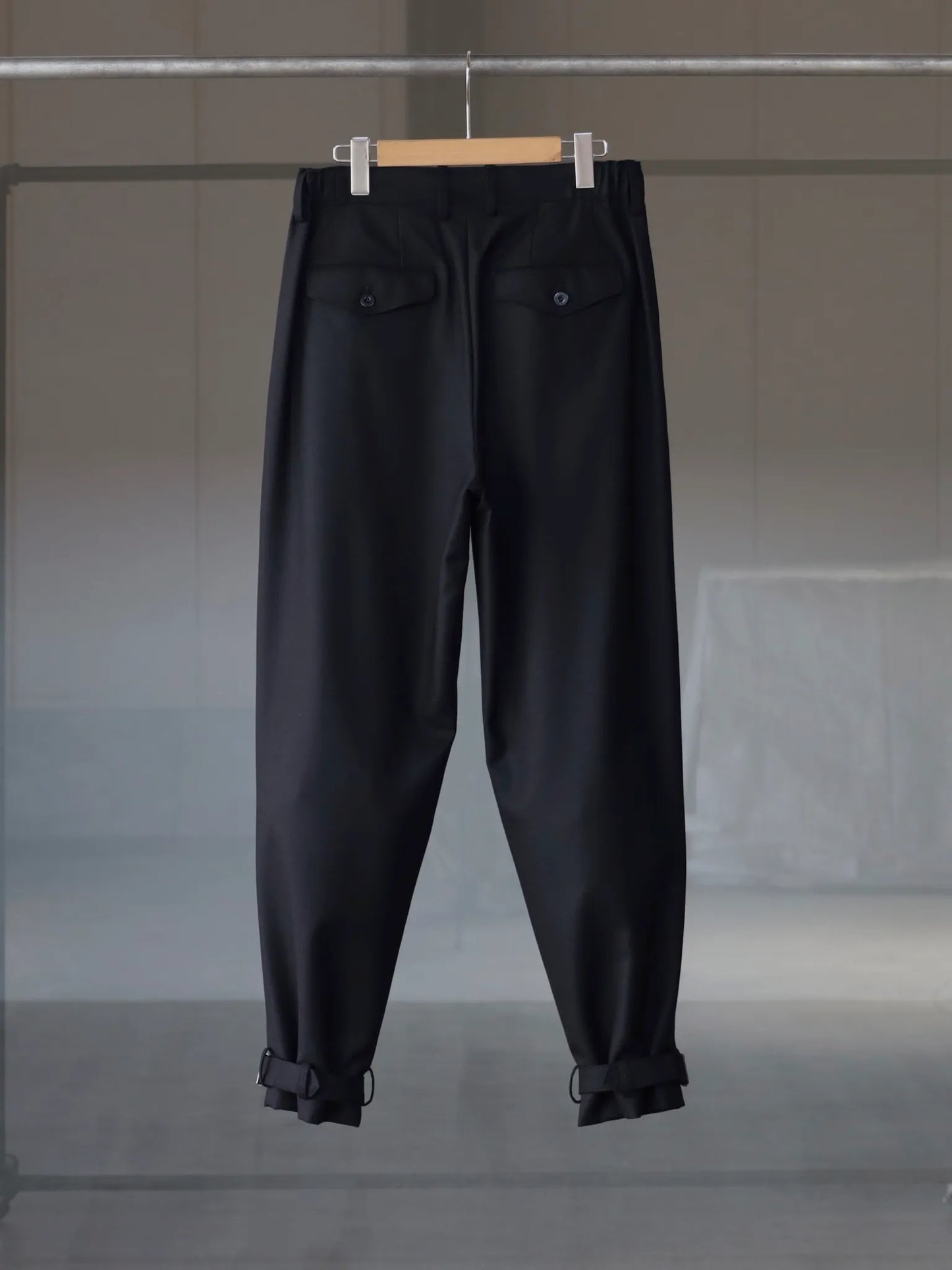 HEM STRAP TAPERD PANTS BLACK