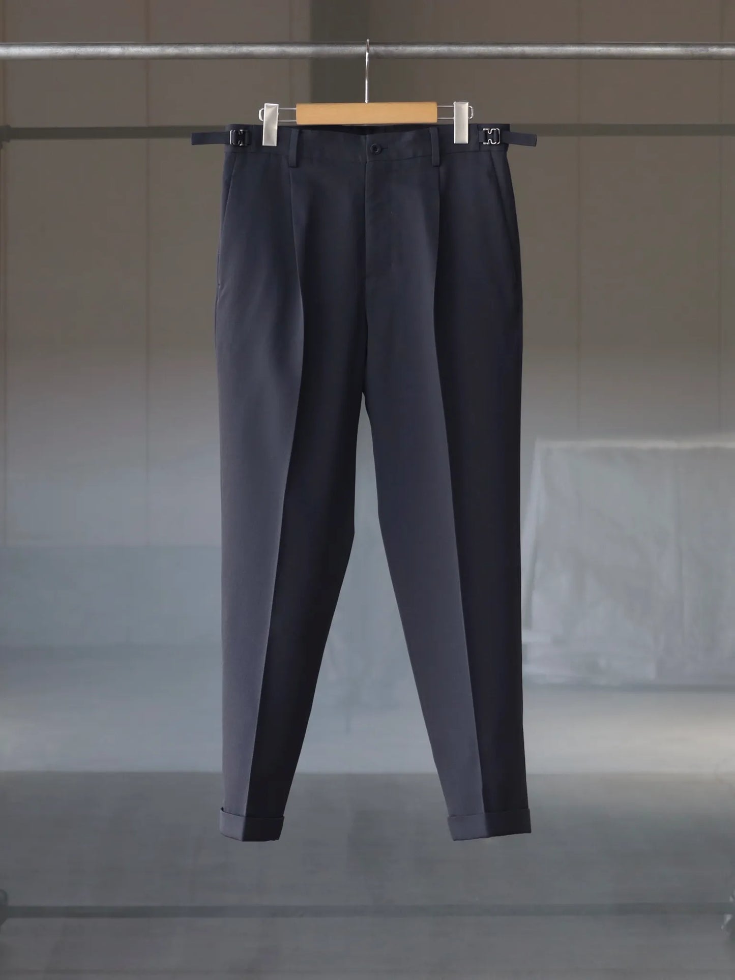 ONE TUCK SLIM TAPERD TROUSERS BLUE GRAY