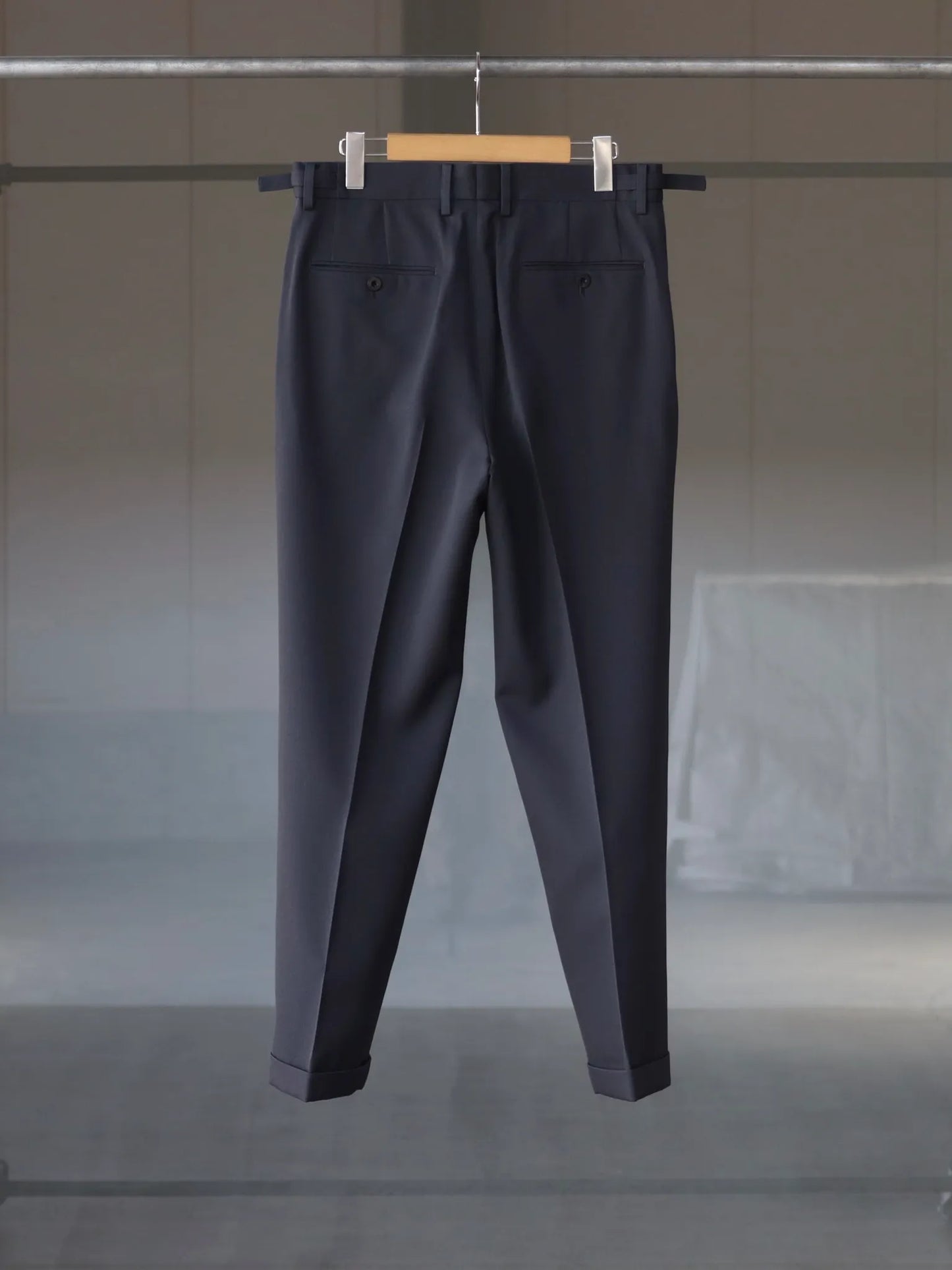 ONE TUCK SLIM TAPERD TROUSERS BLUE GRAY