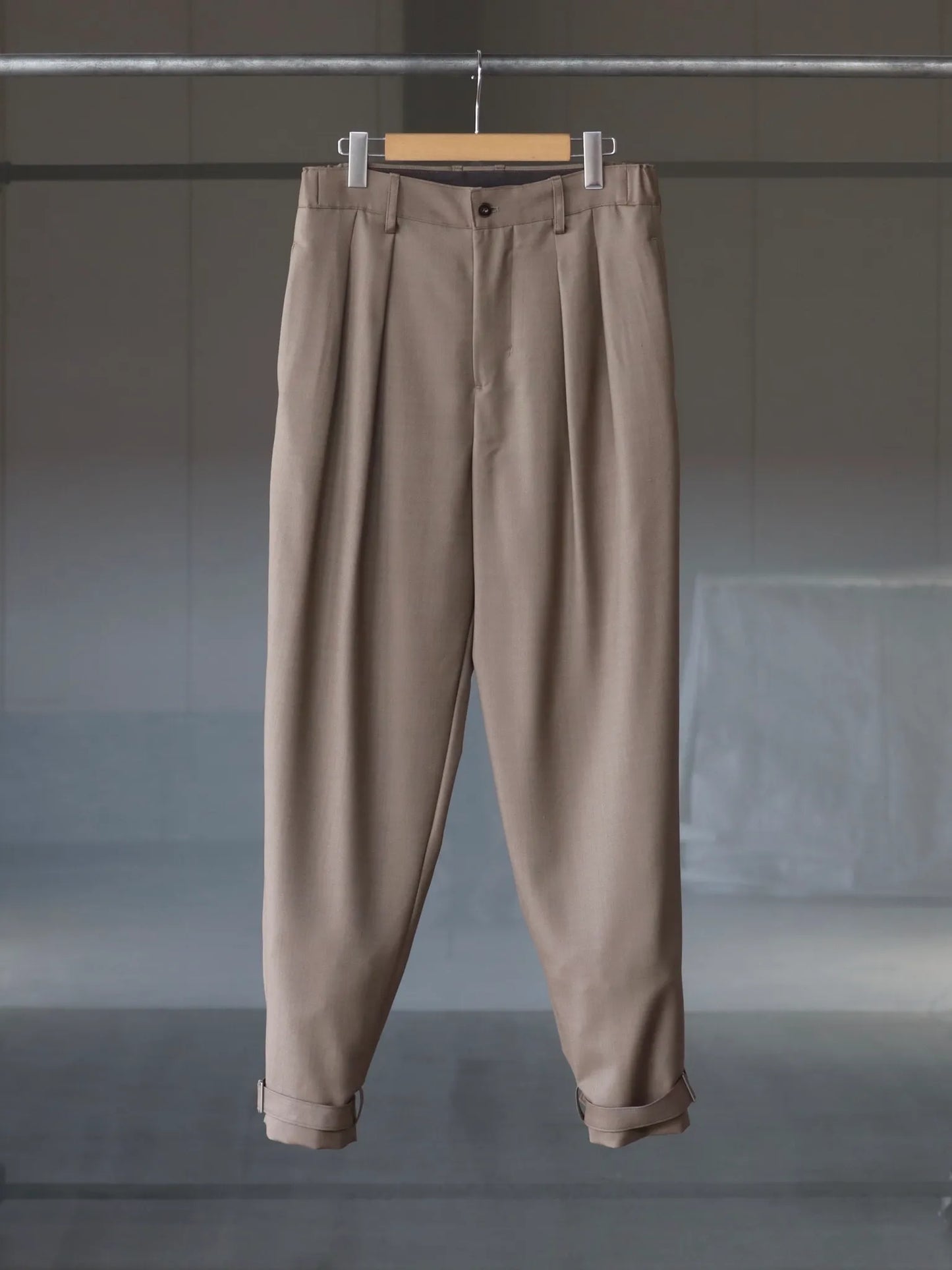 HEM STRAP TAPERD PANTS MOCHA BEIGE