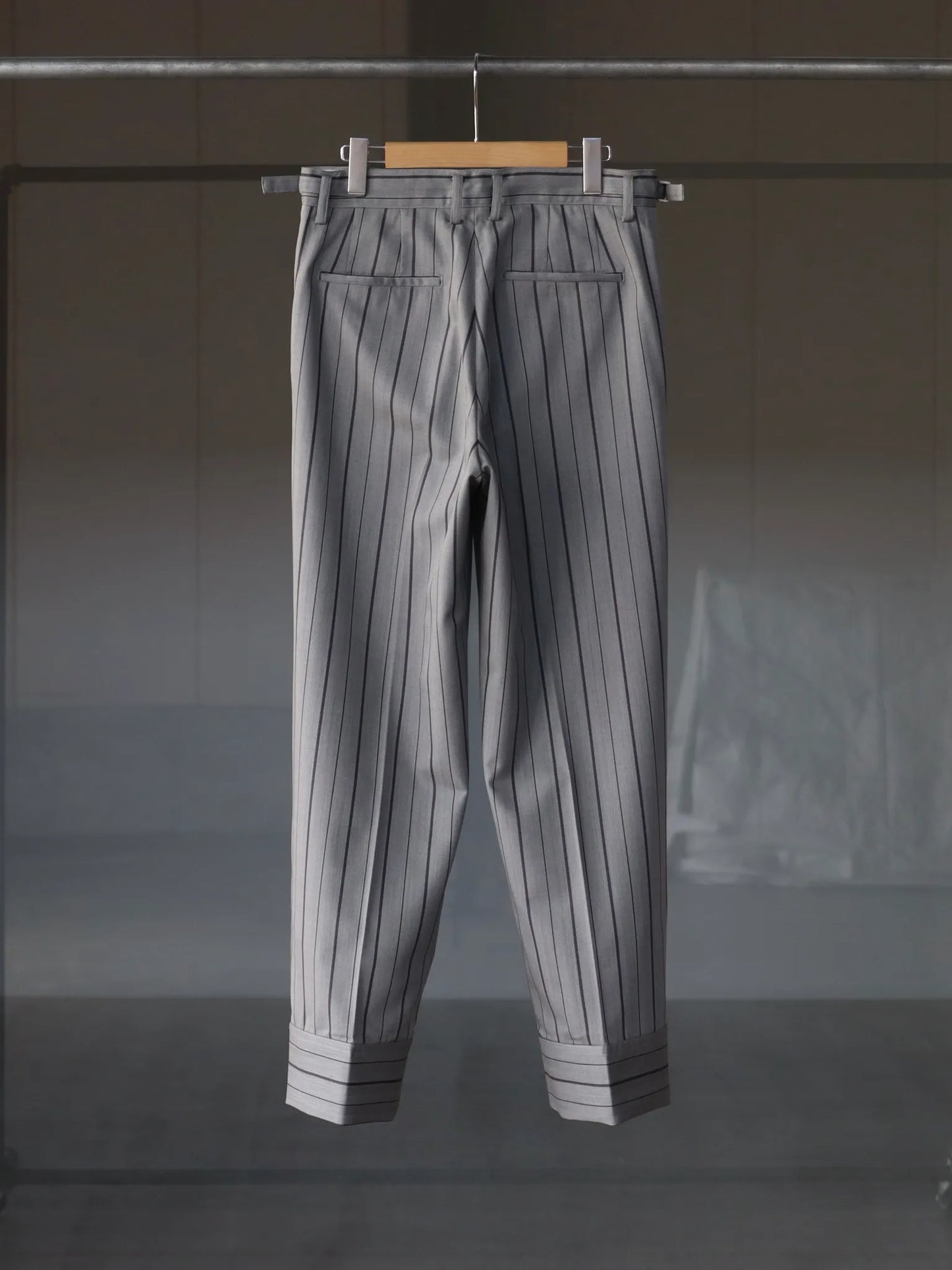 HEM BAND ONE TUCKS TROUSERS GRAY STRIPE