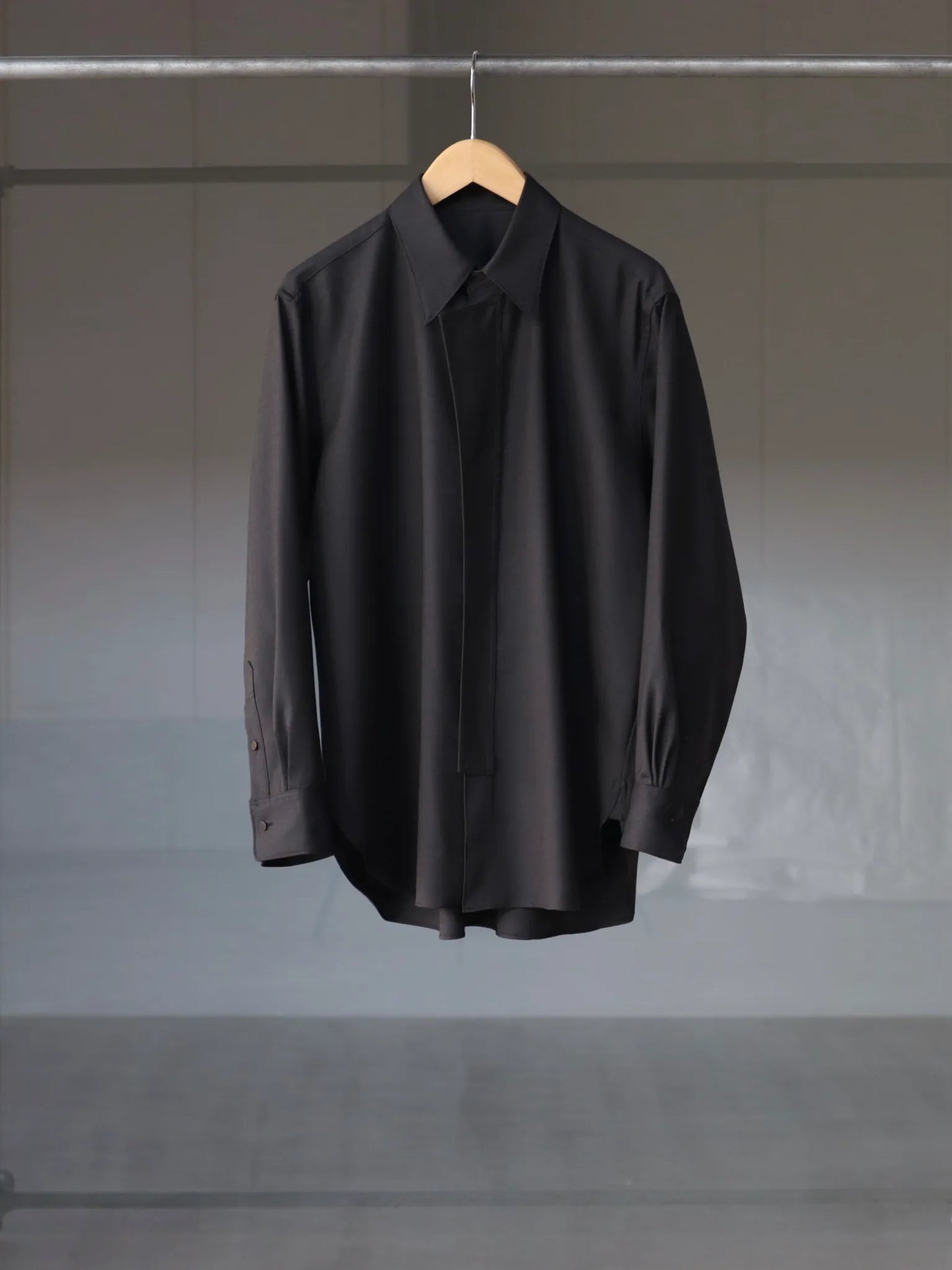 ORNAMENTAL FLY FRONT SHIRT DARK CHARCOAL