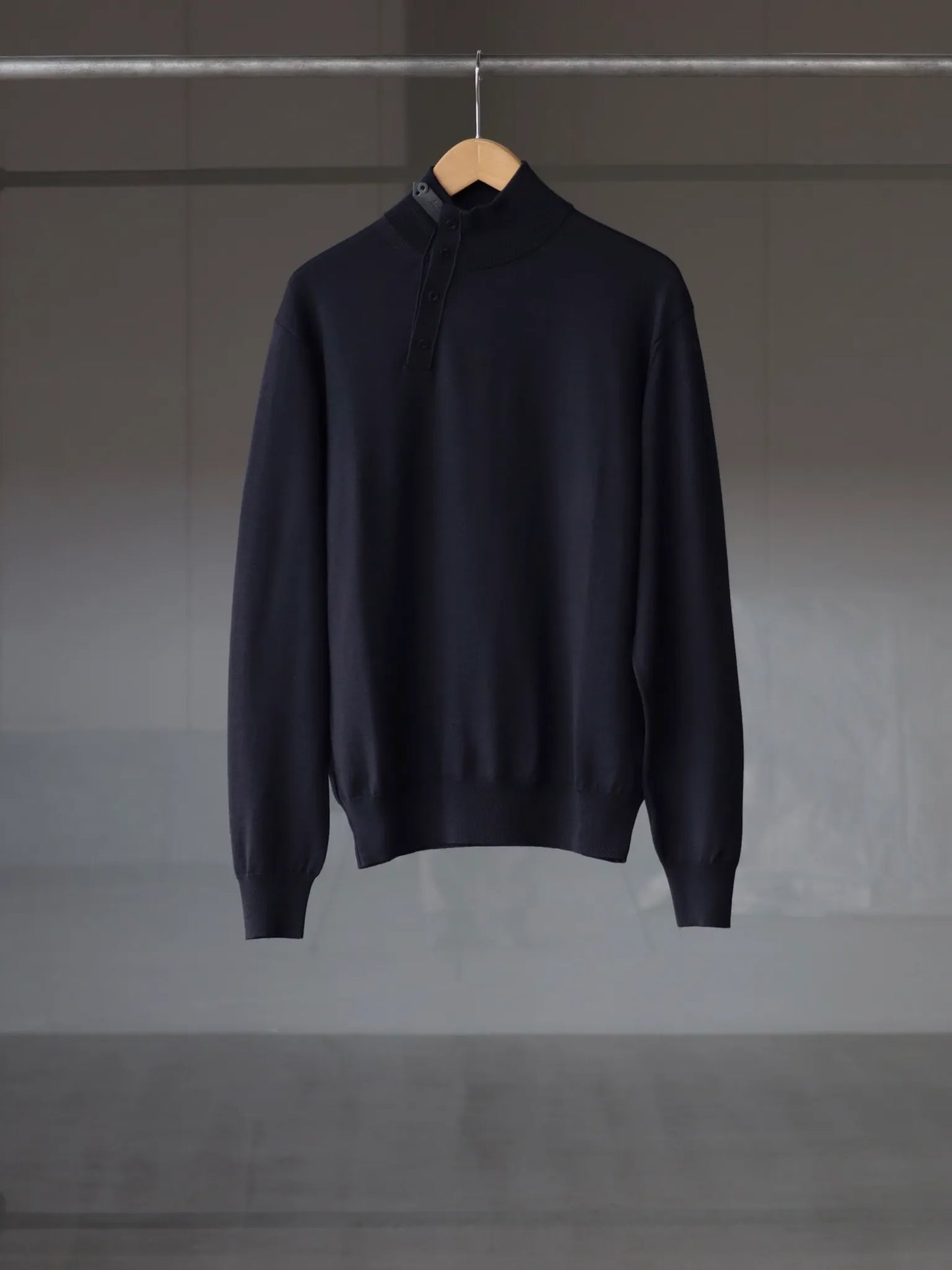 LEATHER TAB KNIT PULLOVER NAVY BLACK