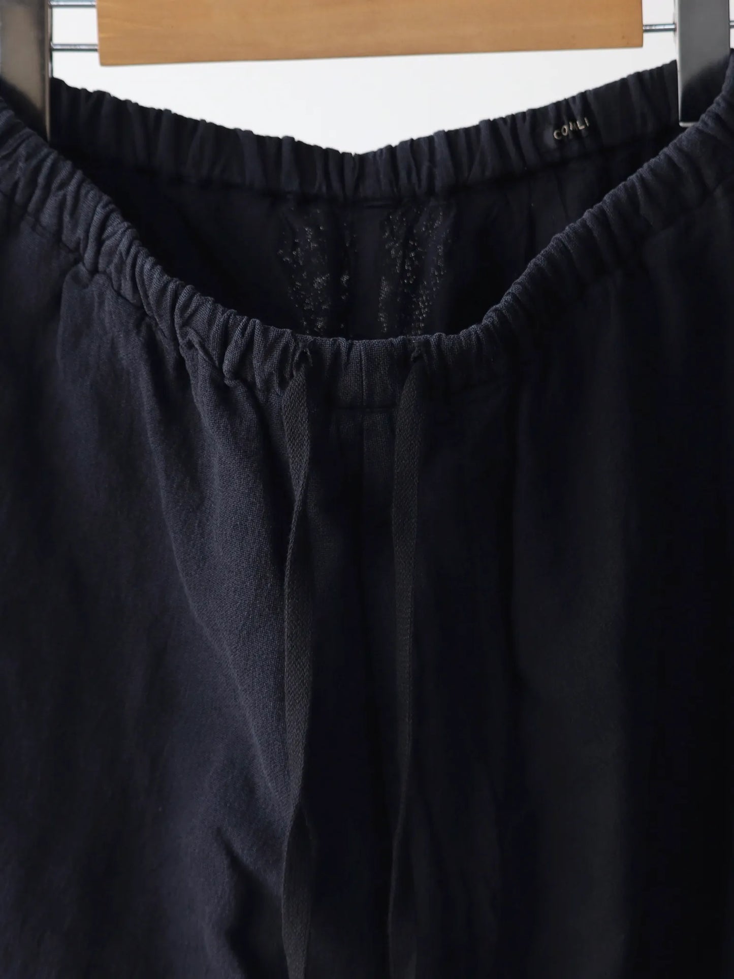 comoli-フェードブラック-ニータックパンツ-fade-black-4