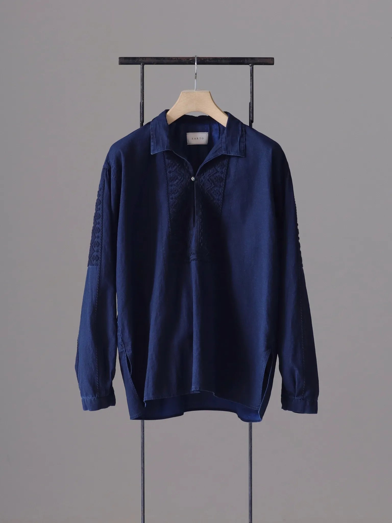 sarto-embroidery-pull-over-washed-indigo-1