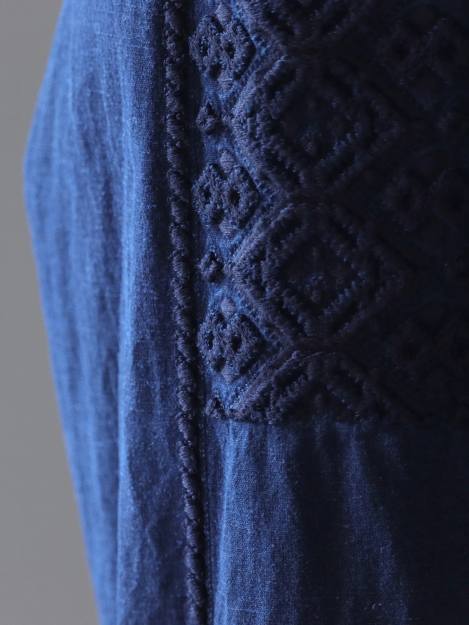 sarto-embroidery-pull-over-washed-indigo-5